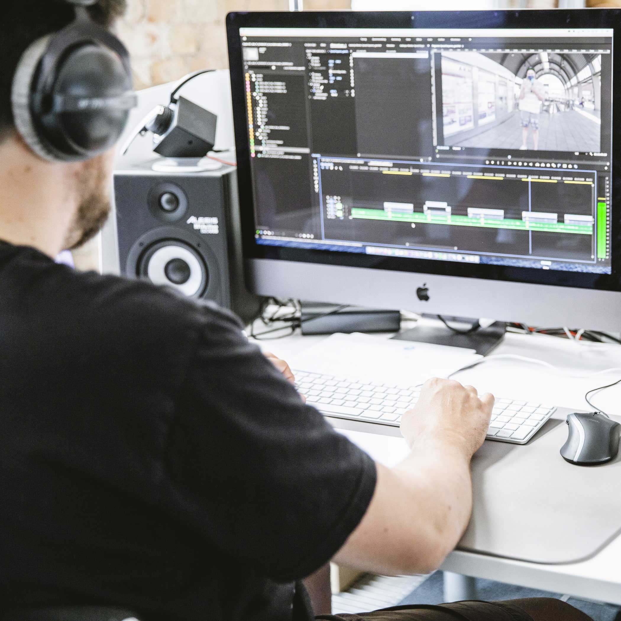 Hochzwei Mitarbeiter schneidet ein Video