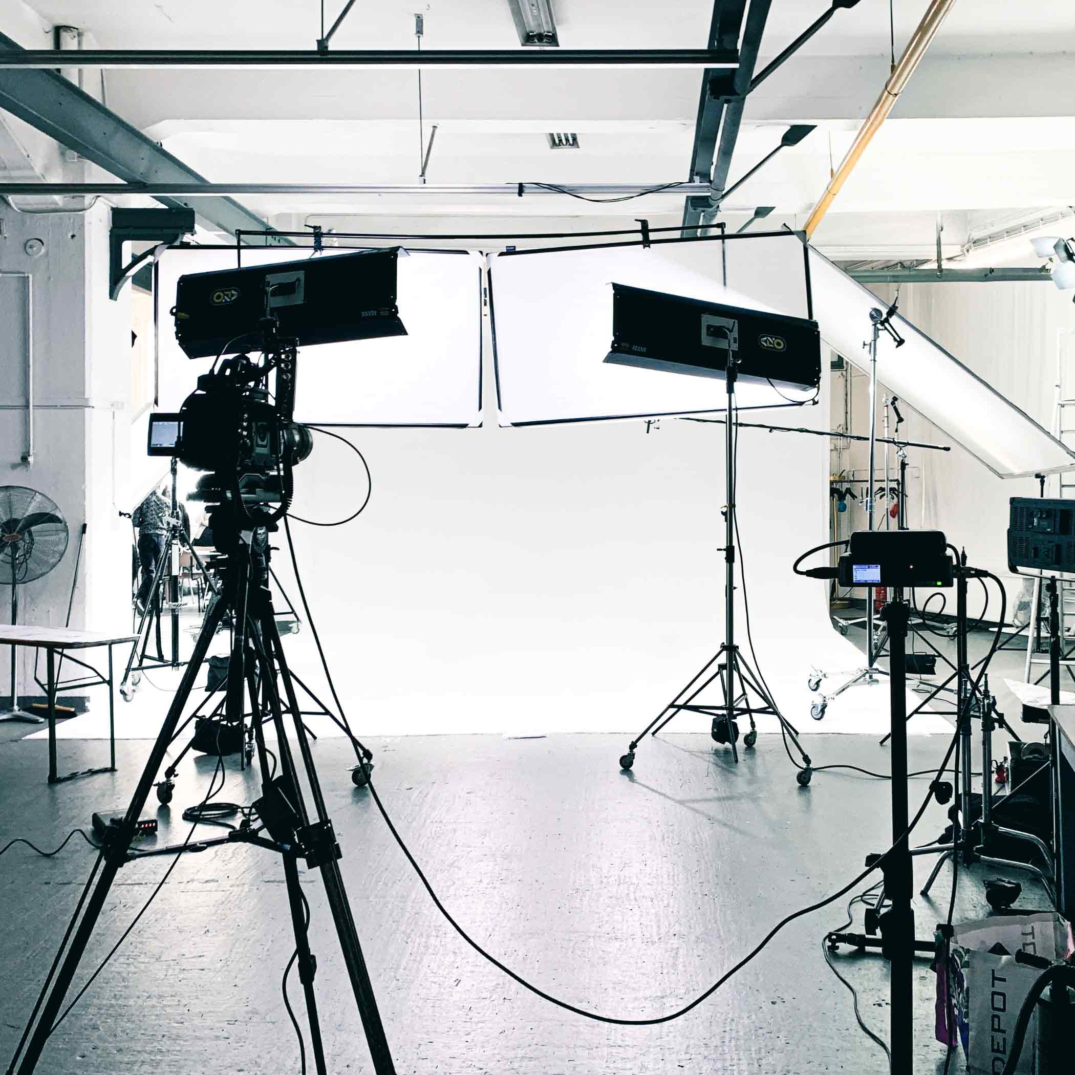 Fotostudio mit weißer Leinwand