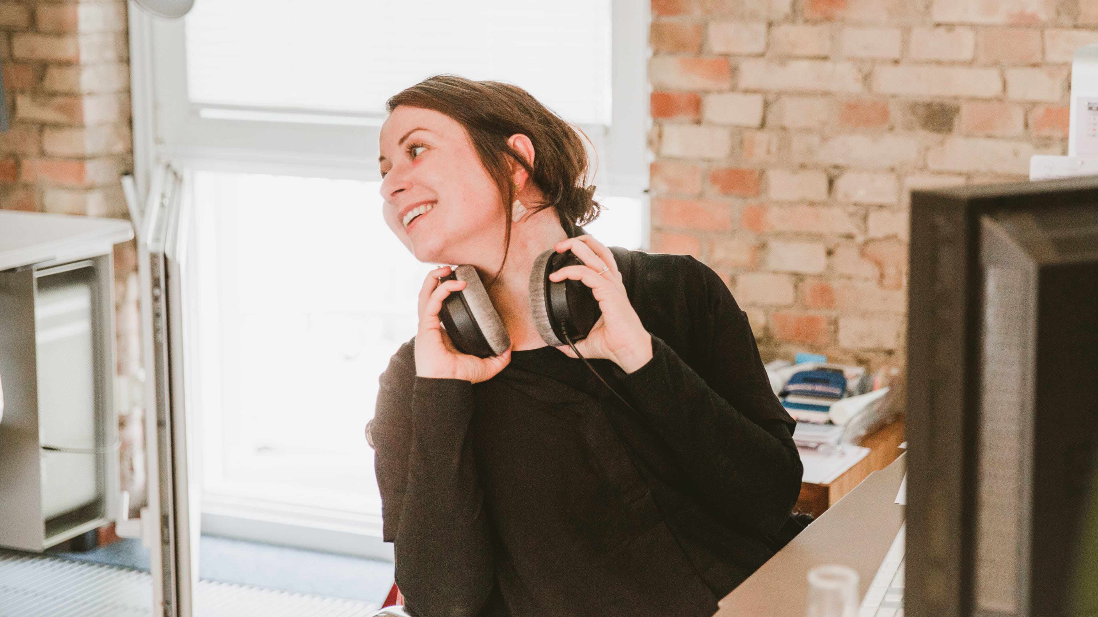 Mitarbeiterin hört Musik