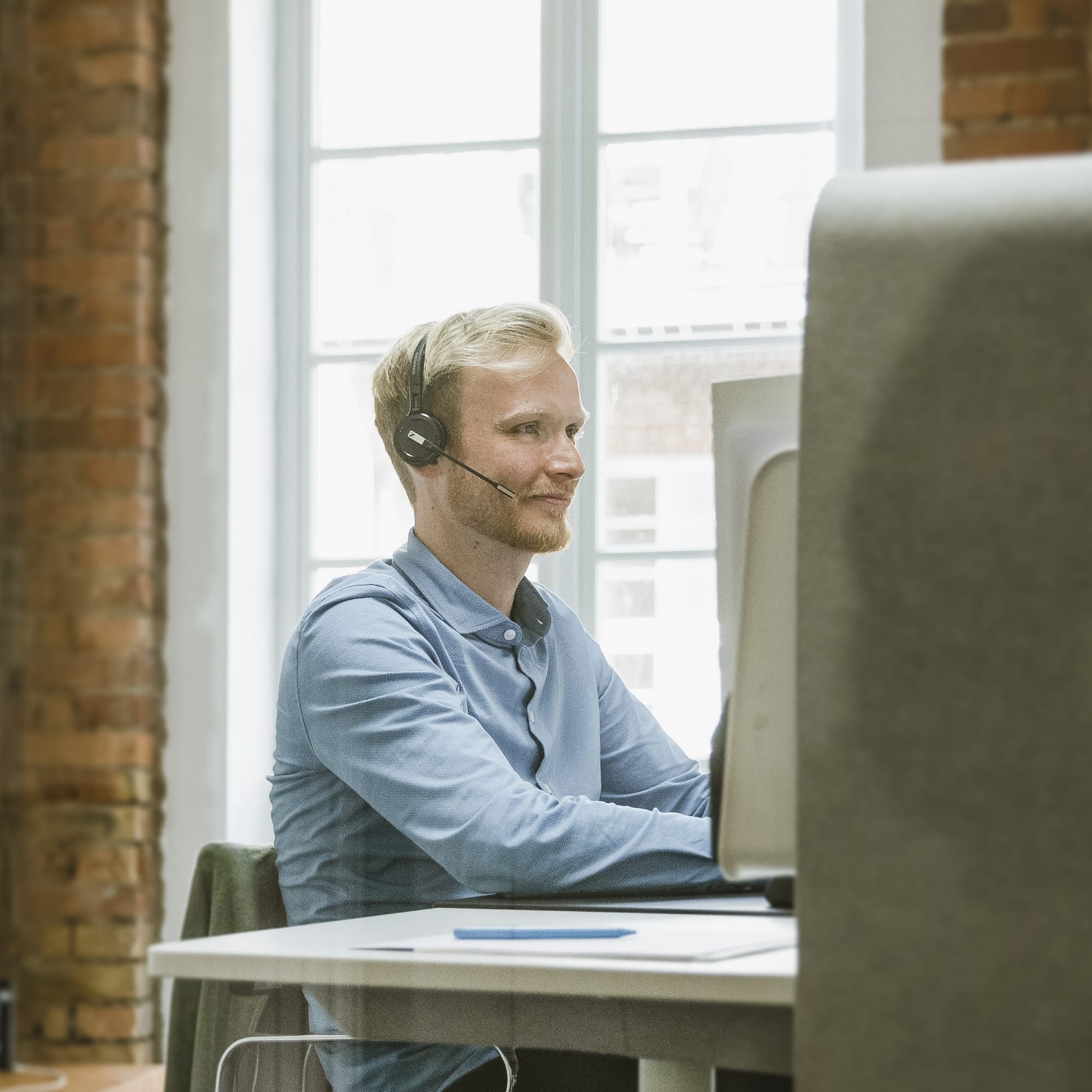 Mitarbeiter im Telefongespräch