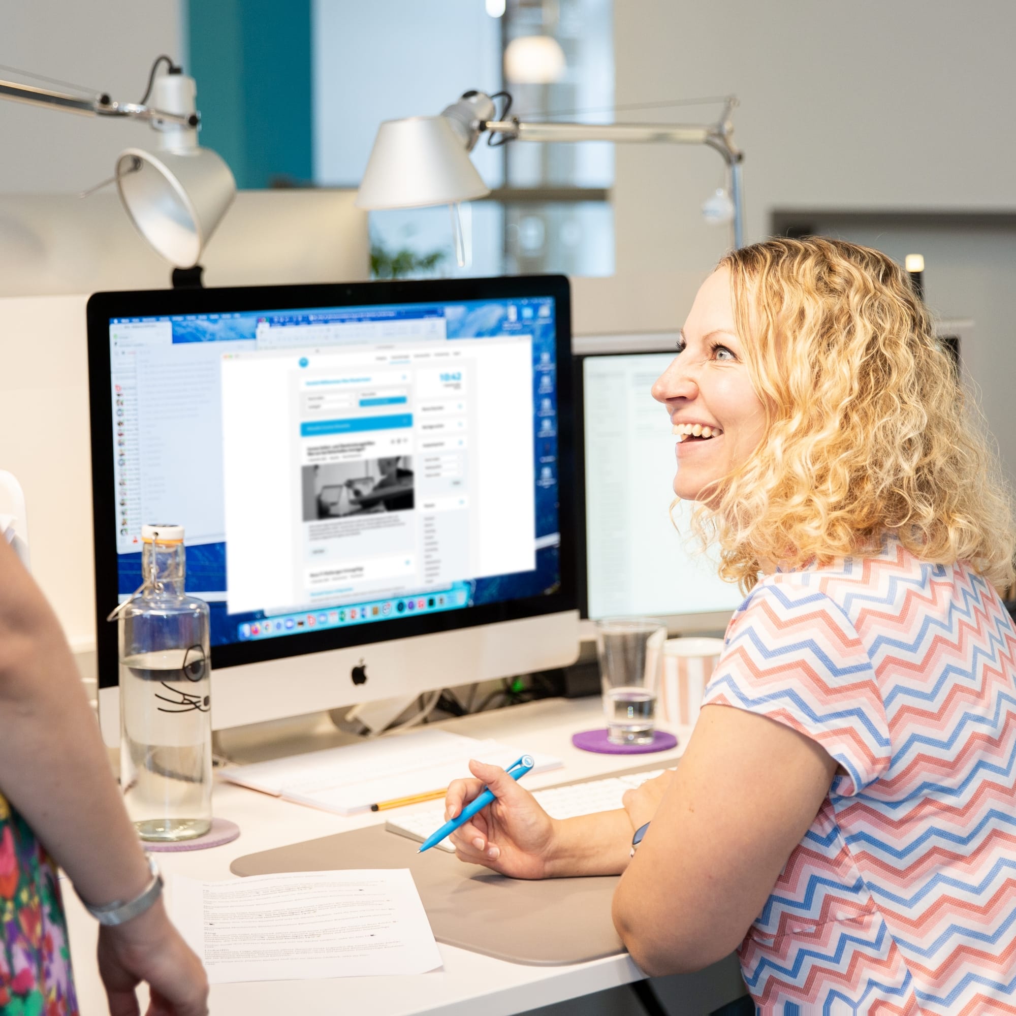 Zwei Angestellte im Mitarbeitergespräch