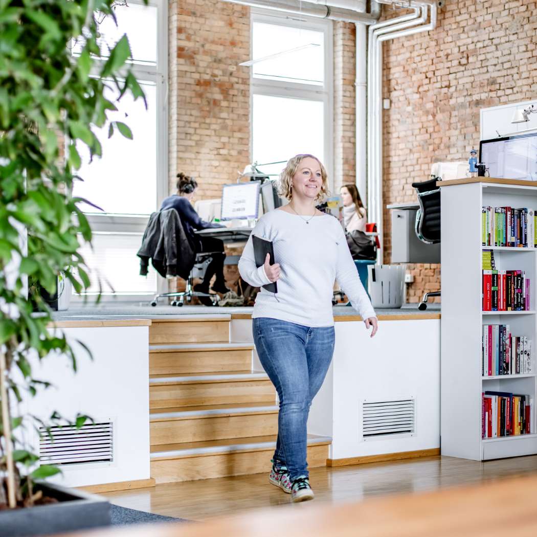 HOCHZWEI Mitarbeiterin Rebecca gehend