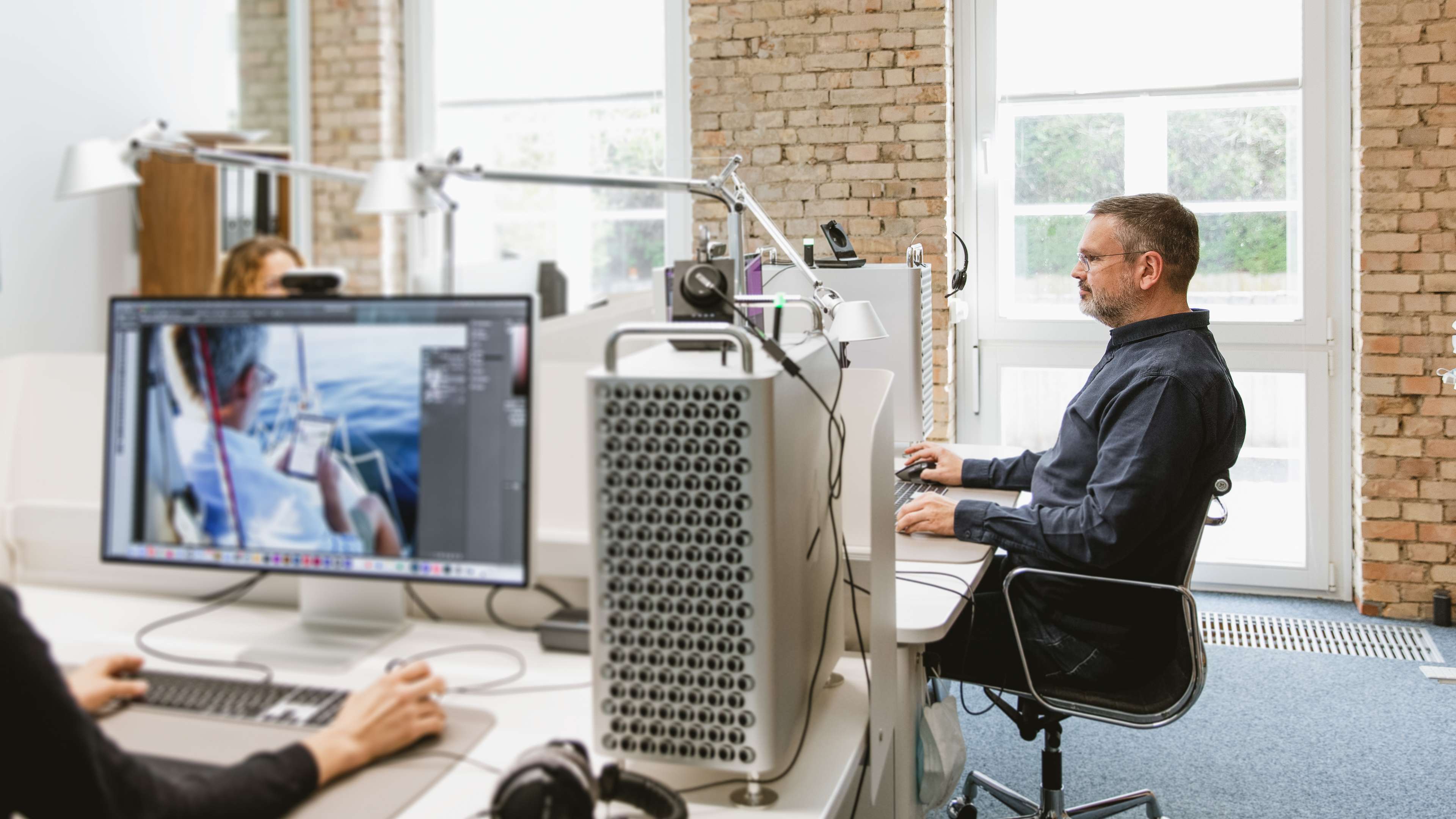 h2_einblicke_50Jahre_slider_01.jpg Unser Kollege Olaf an seinem Arbeitsplatz in Flensburg.