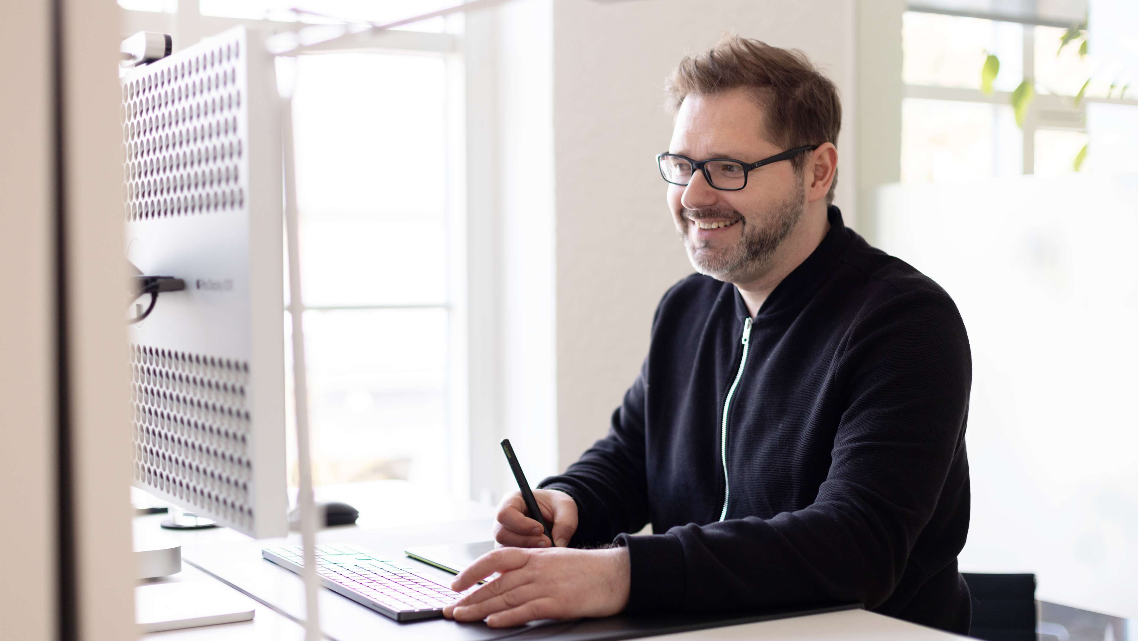 h2_einblicke_50Jahre_slider_03.jpg Unser Kollege Marcel an seinem Arbeitsplatz in Kiel.