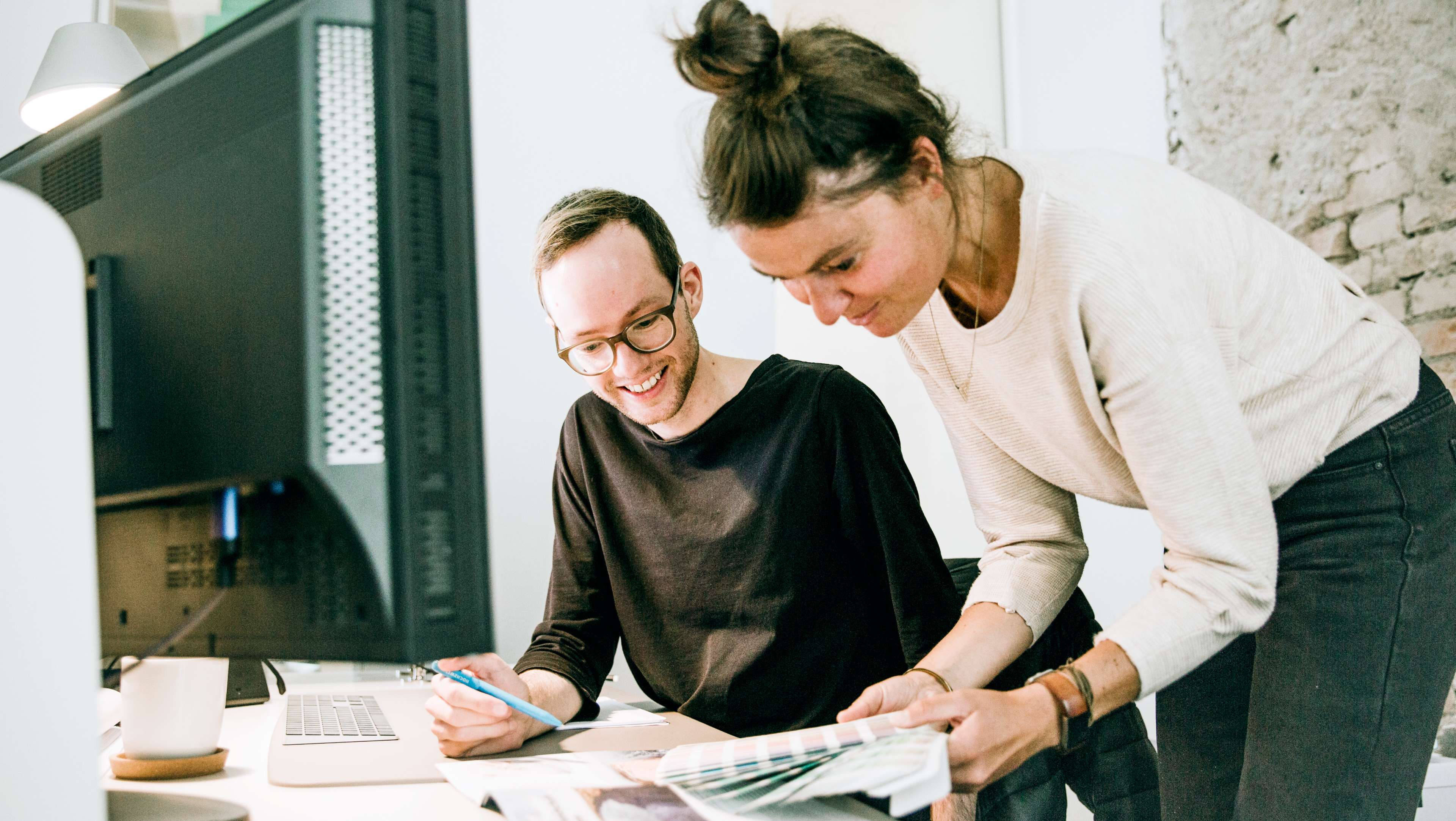 h2_einblicke_50Jahre_slider_04.jpg Momentaufnahme von Armin und Martha während der gemeinsamen Arbeit.