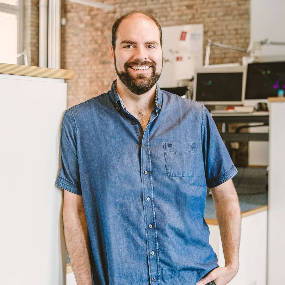 h2_einblicke_50Jahre_teaser_04.jpg Unser Kollege Christian im Flensburger Büro.