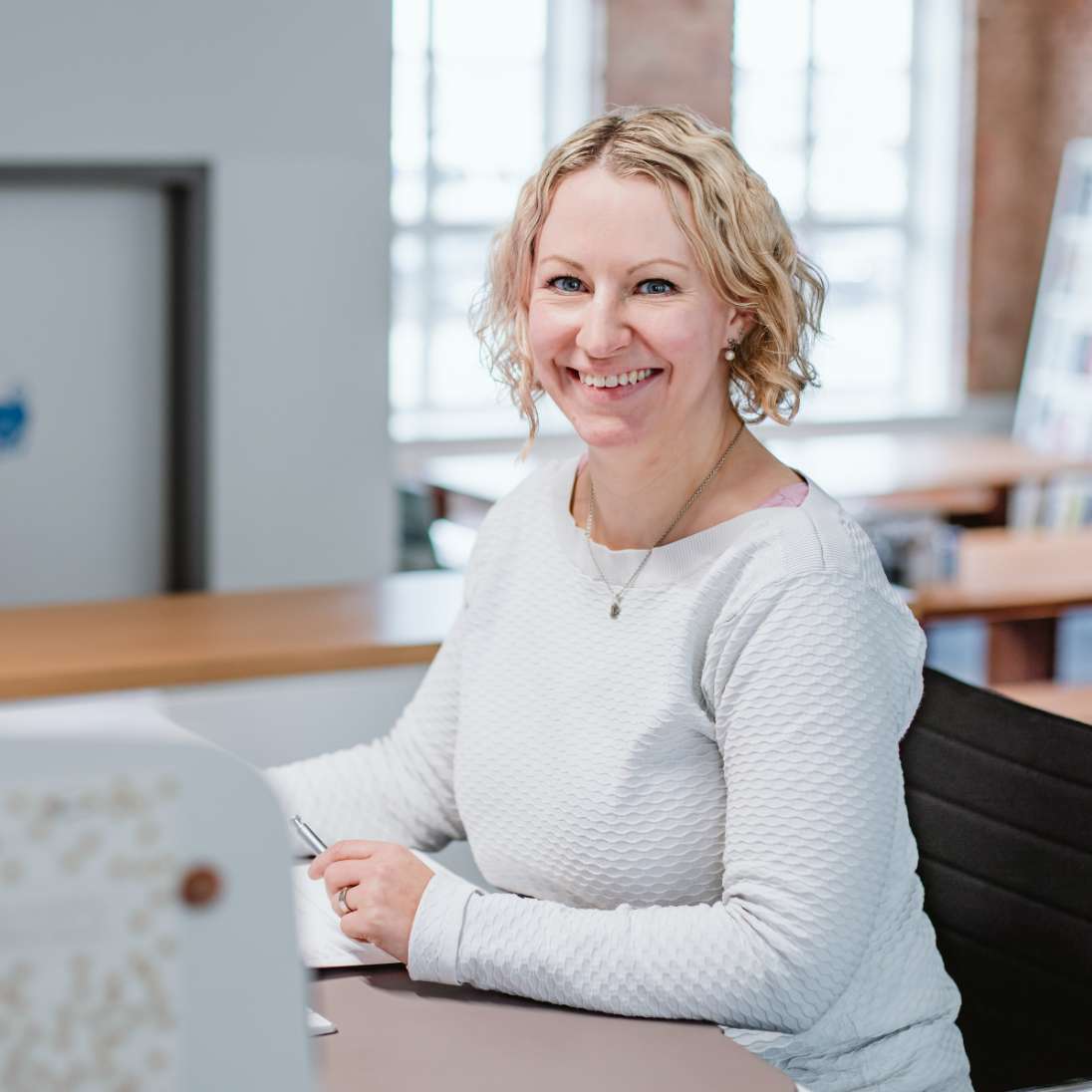 h2_einblicke_50Jahre_teaser_07.jpg Unsere Kollegin Rebecca an ihrem Arbeitsplatz in Flensburg