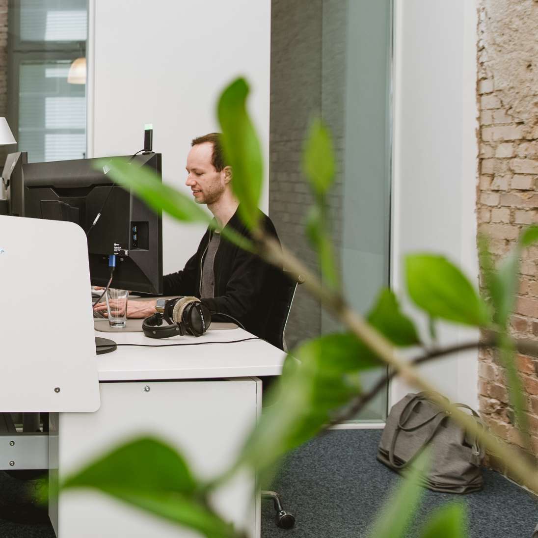 h2_einblicke_50Jahre_teaser_08.jpg Momentaufnahme von Armin an seinem Arbeitsplatz.