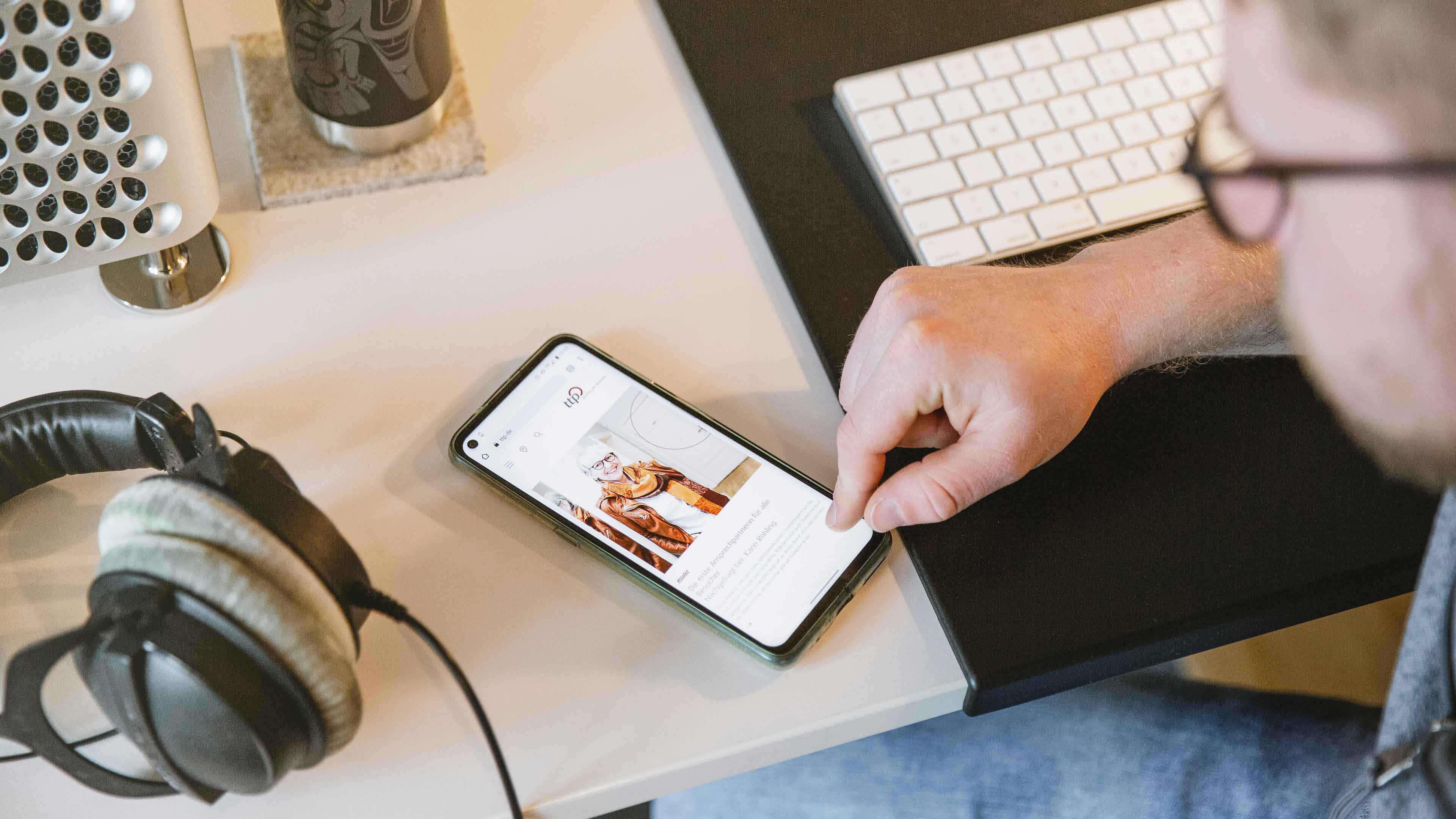 Person surft auf ttp Webseite