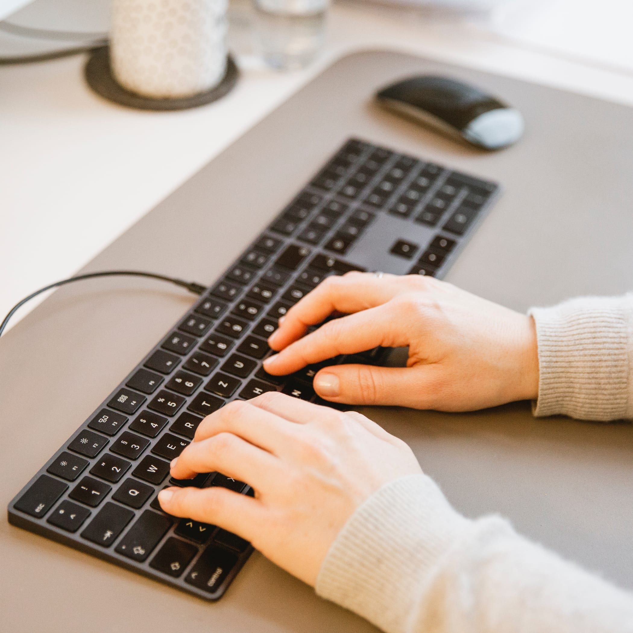 hochzwei_readk_teaser_01.jpg Person tippt auf schwarzer Tastatur