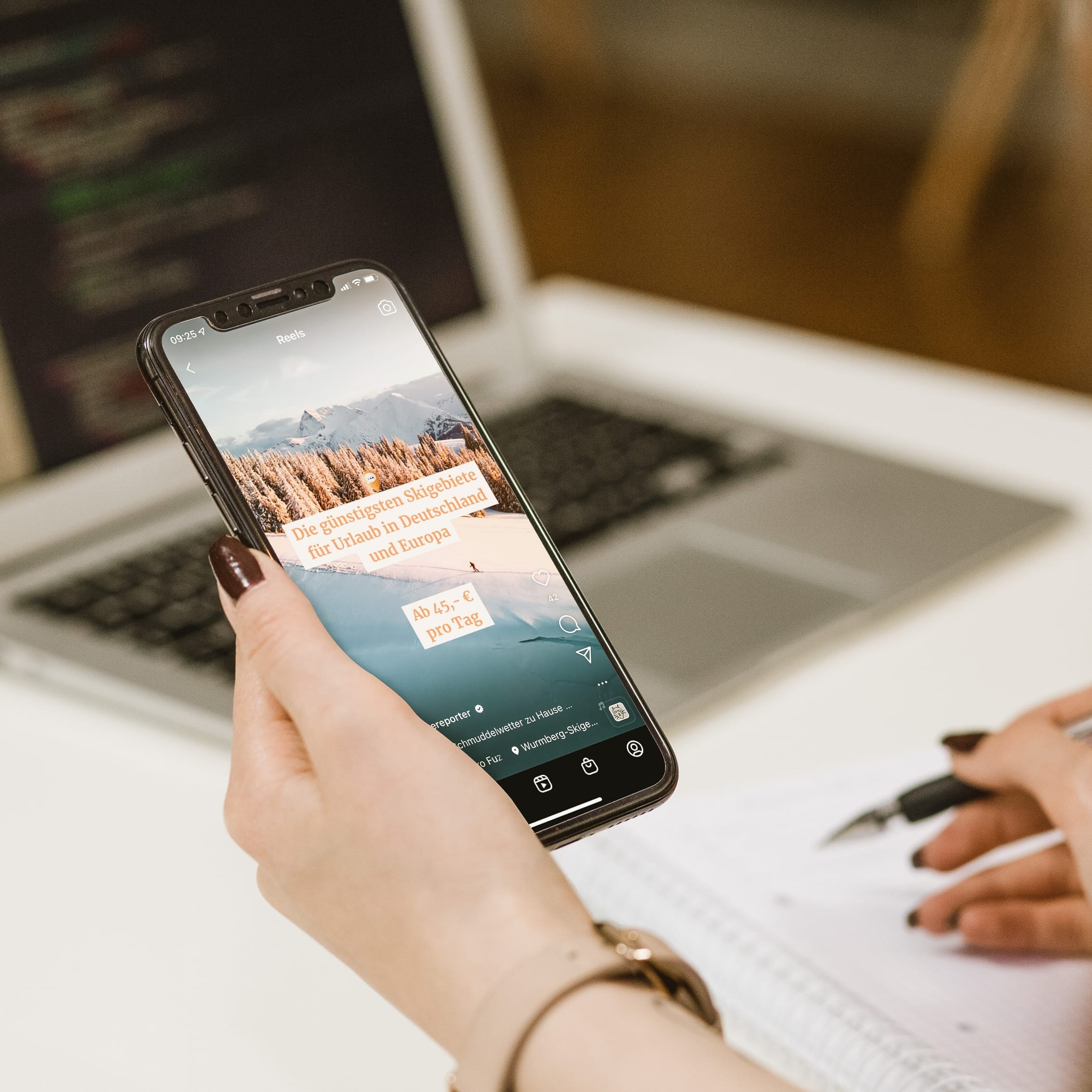 hochzwei_readk_teaser_04.jpg Frau guckt eine Instagramstory auf Smartphone