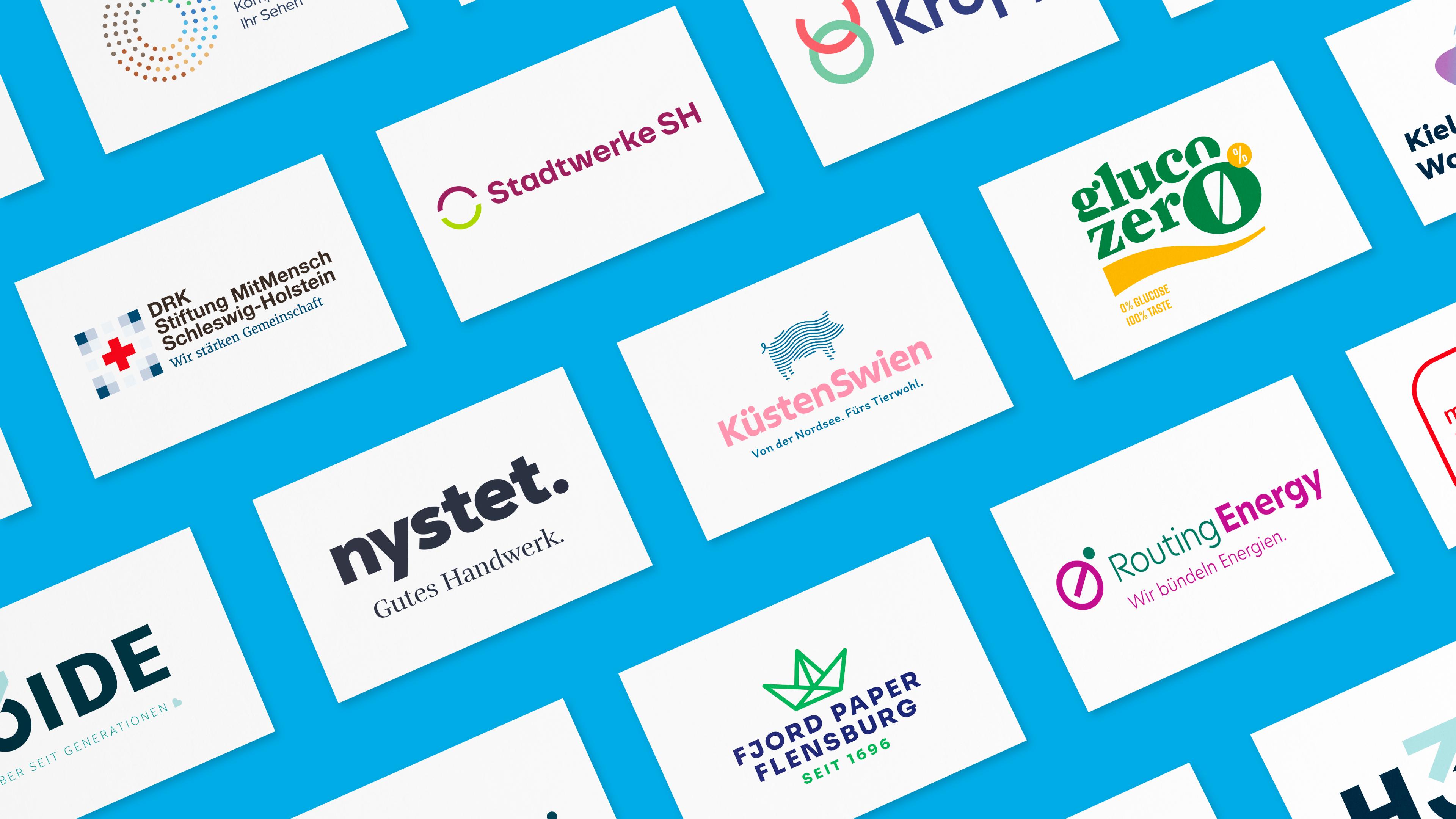 Visitenkarten verschiedner Projekte von HOCHZWEI auf blauem Hintergrund.