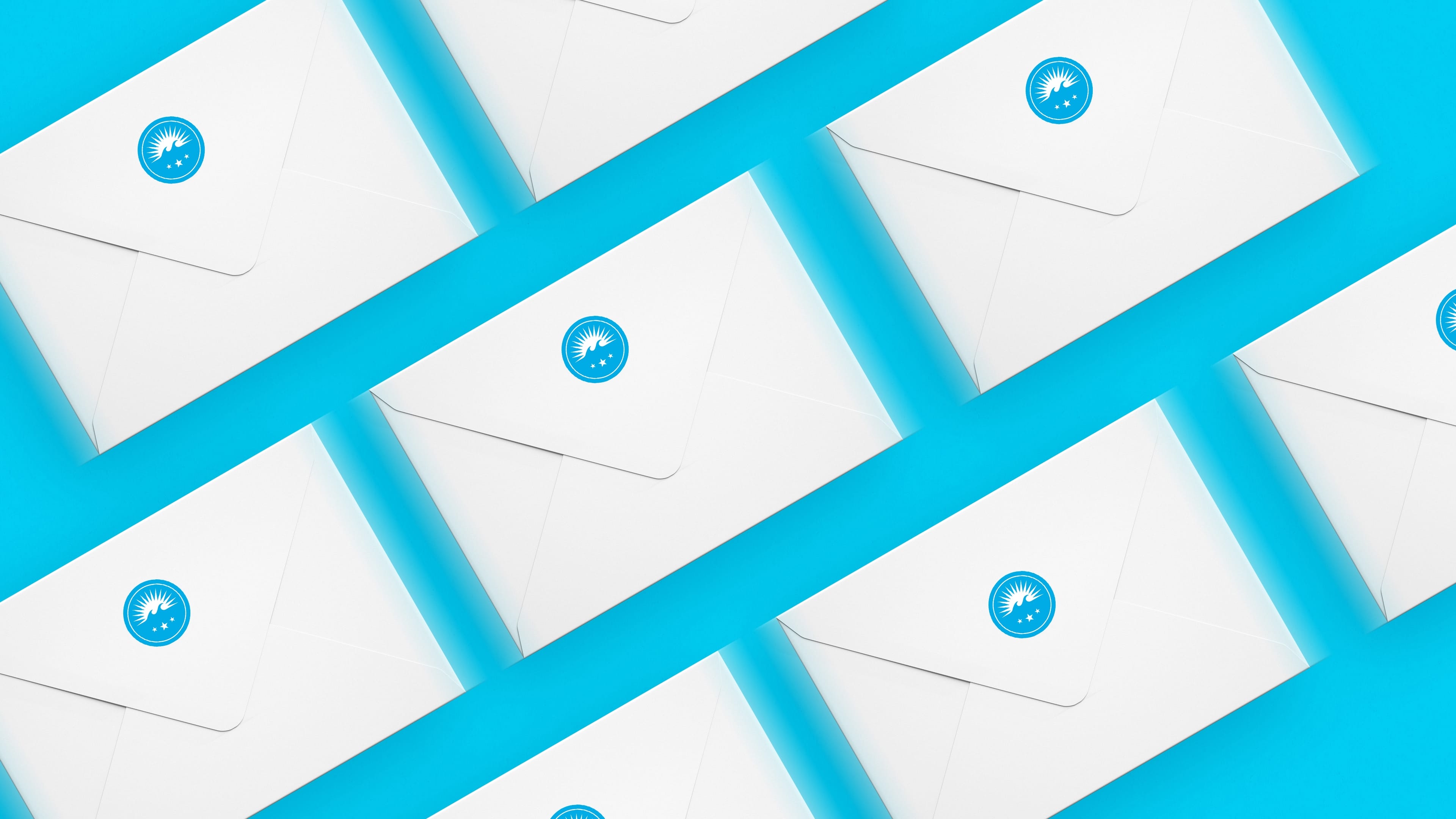 Blauer Hintergrund mit vielen, weißen Briefumschlägen und dem HOCHZWEI Logo