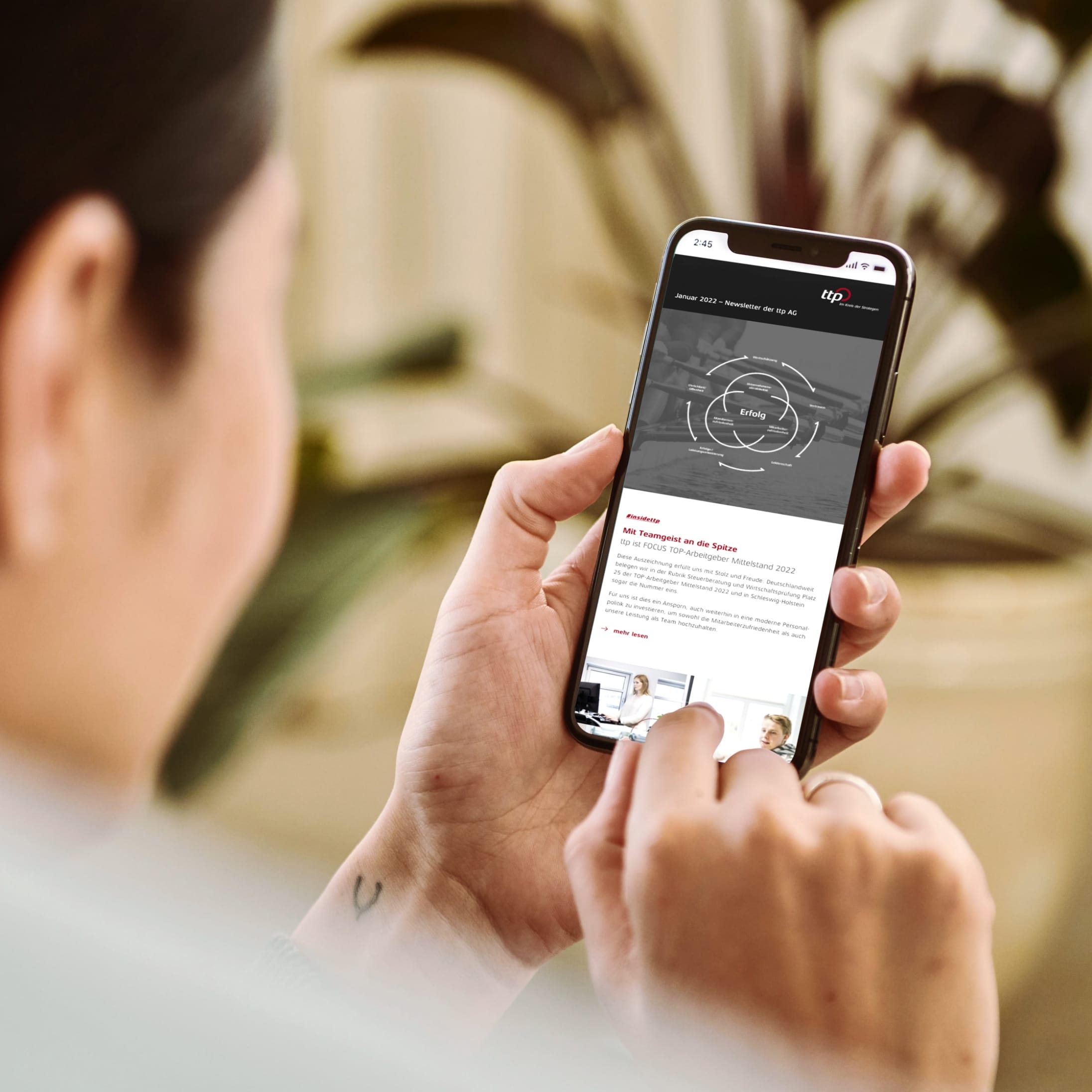 hochzwei_nlmarketing_teaser_01.jpg Frau surft auf ttp Webseite