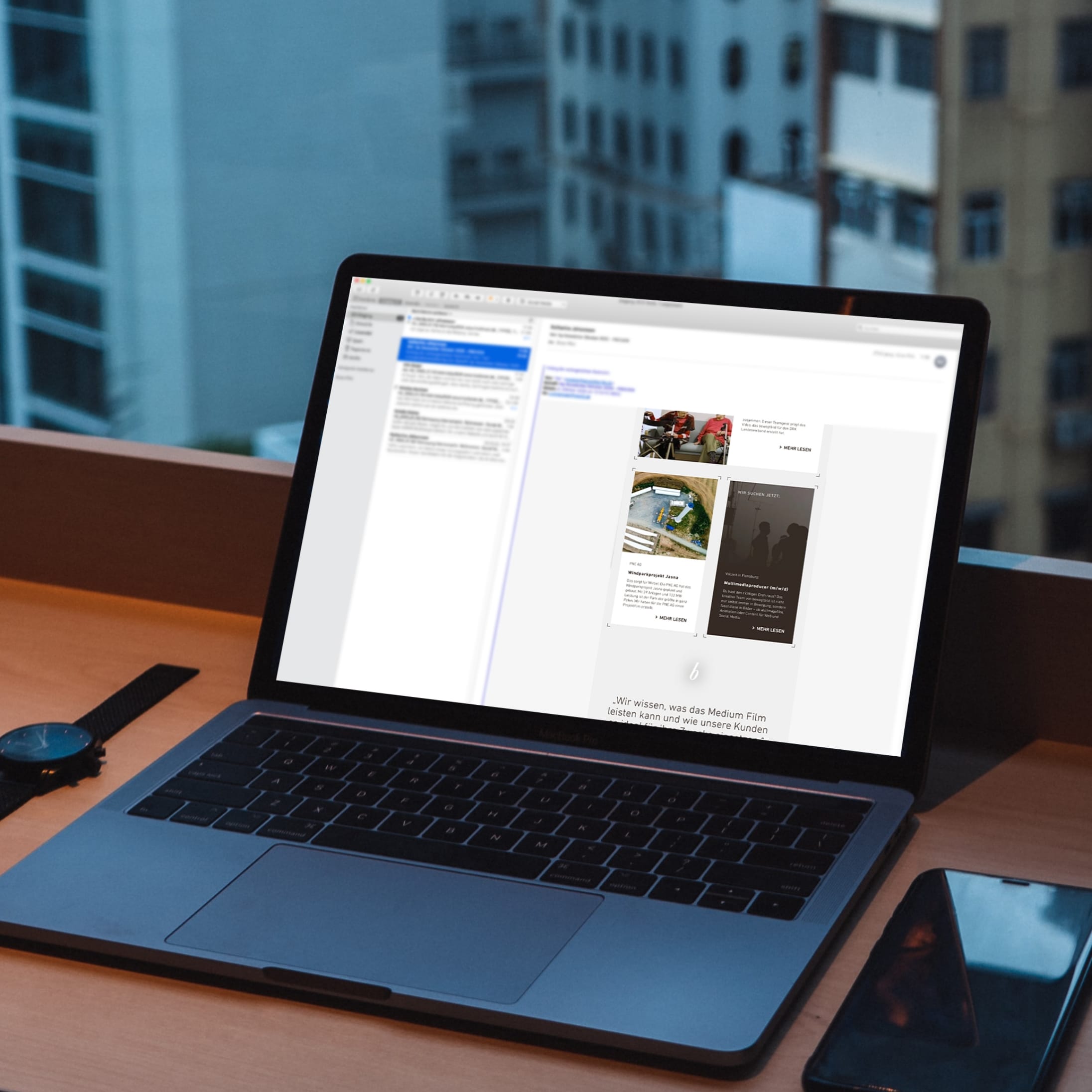 hochzwei_nlmarketing_teaser_04.jpg Schwarzer Laptop auf braunen Holztisch