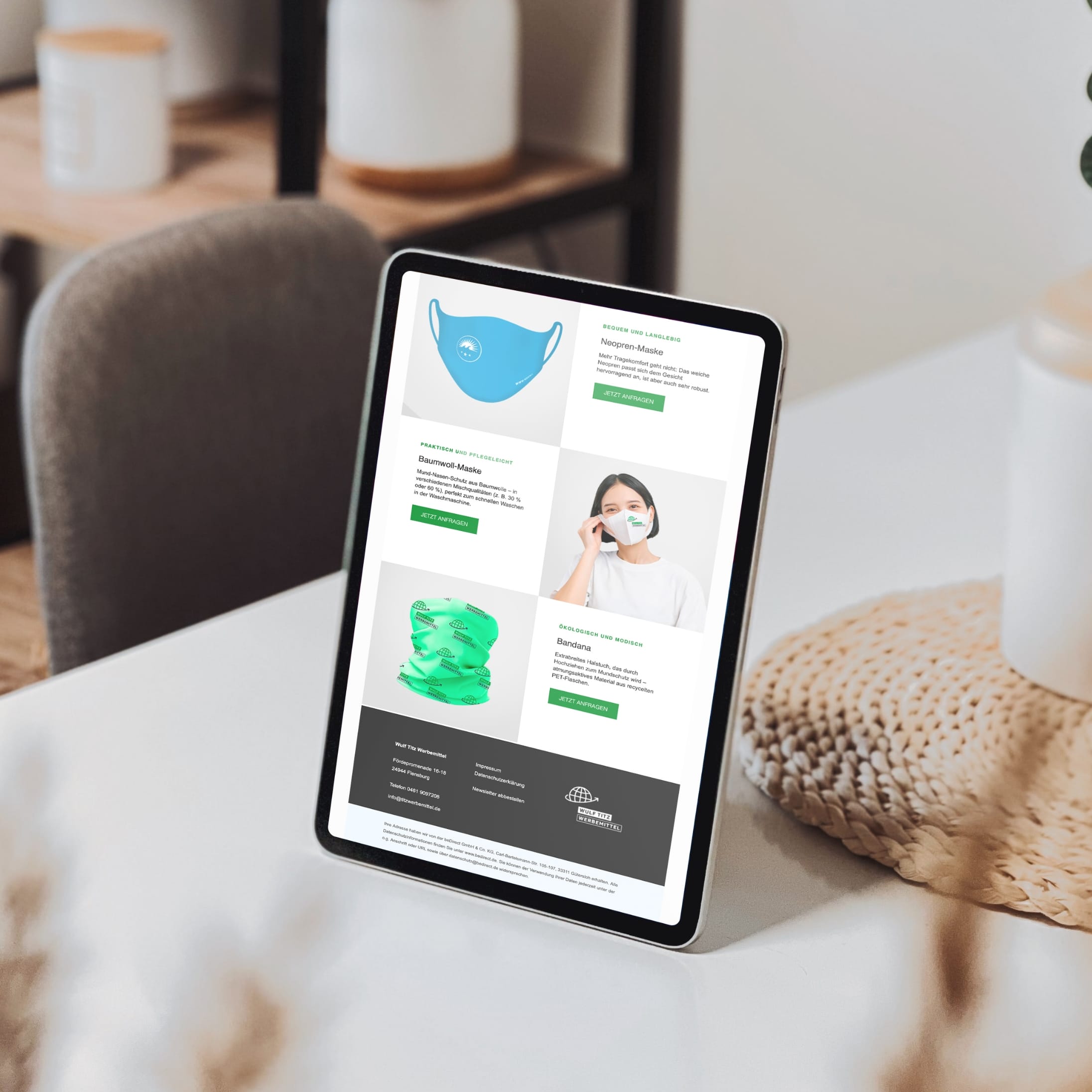 hochzwei_nlmarketing_teaser_05.jpg Blick auf IPad mit geöffneter Website zu Werbemitteln