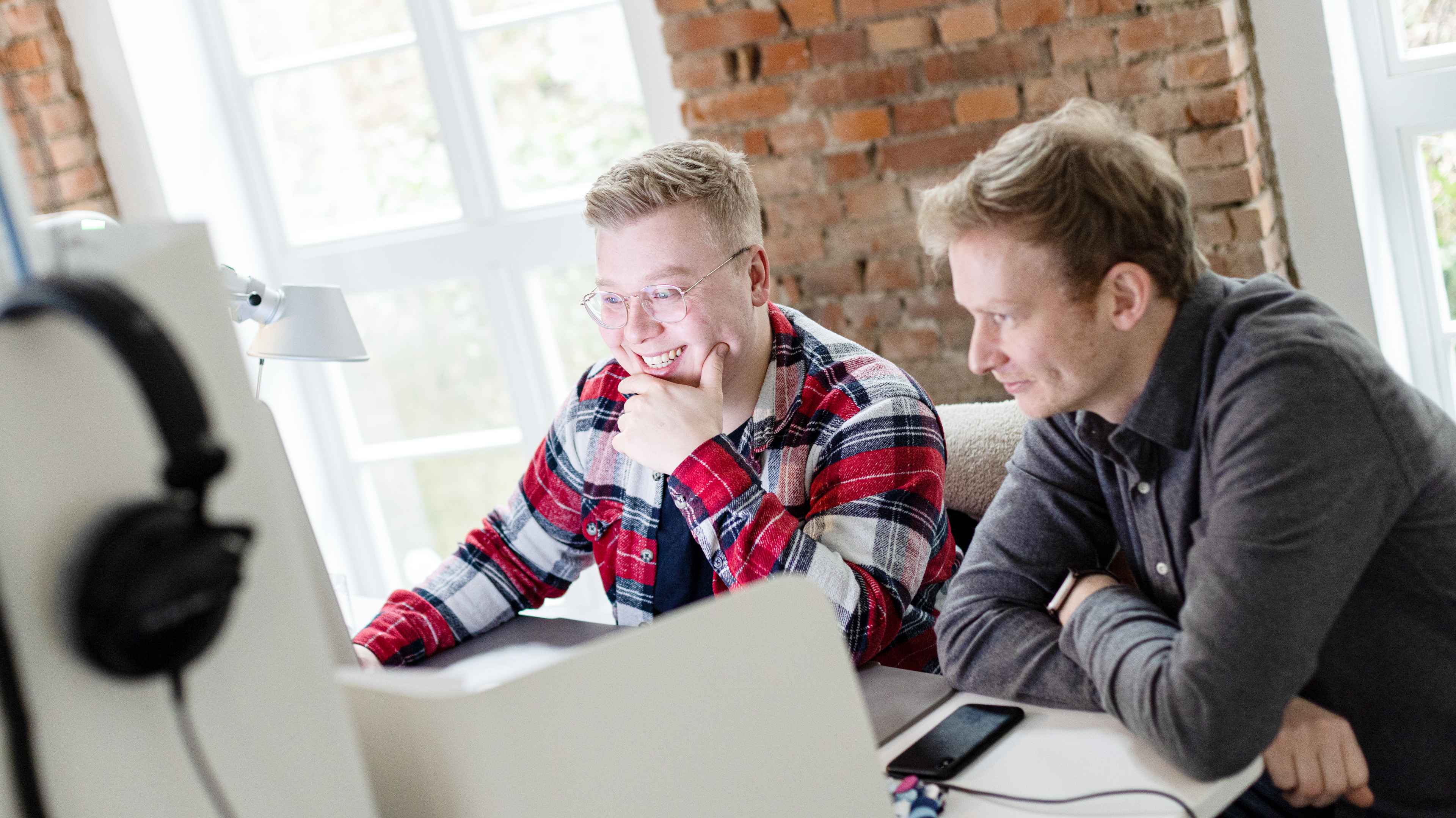 Eine direkte Besprechung am Arbeitsplatz zwischen unseren Kollegen Stephan und Luca.
