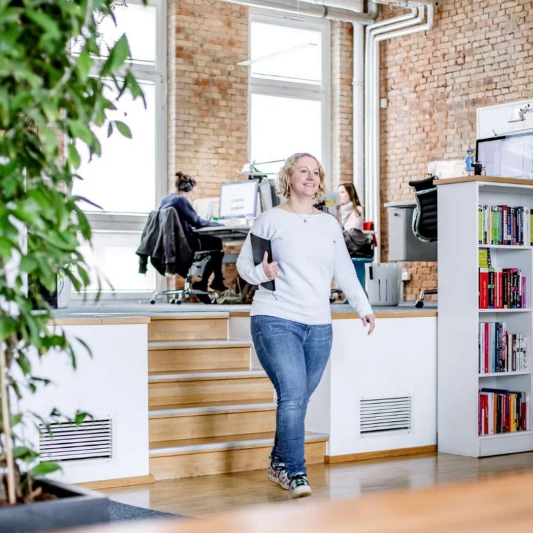 h2_einblicke_remote-onsite_teaser_04.jpg Unsere Kolleginnen im Flensburger Büro bei der Arbeit.