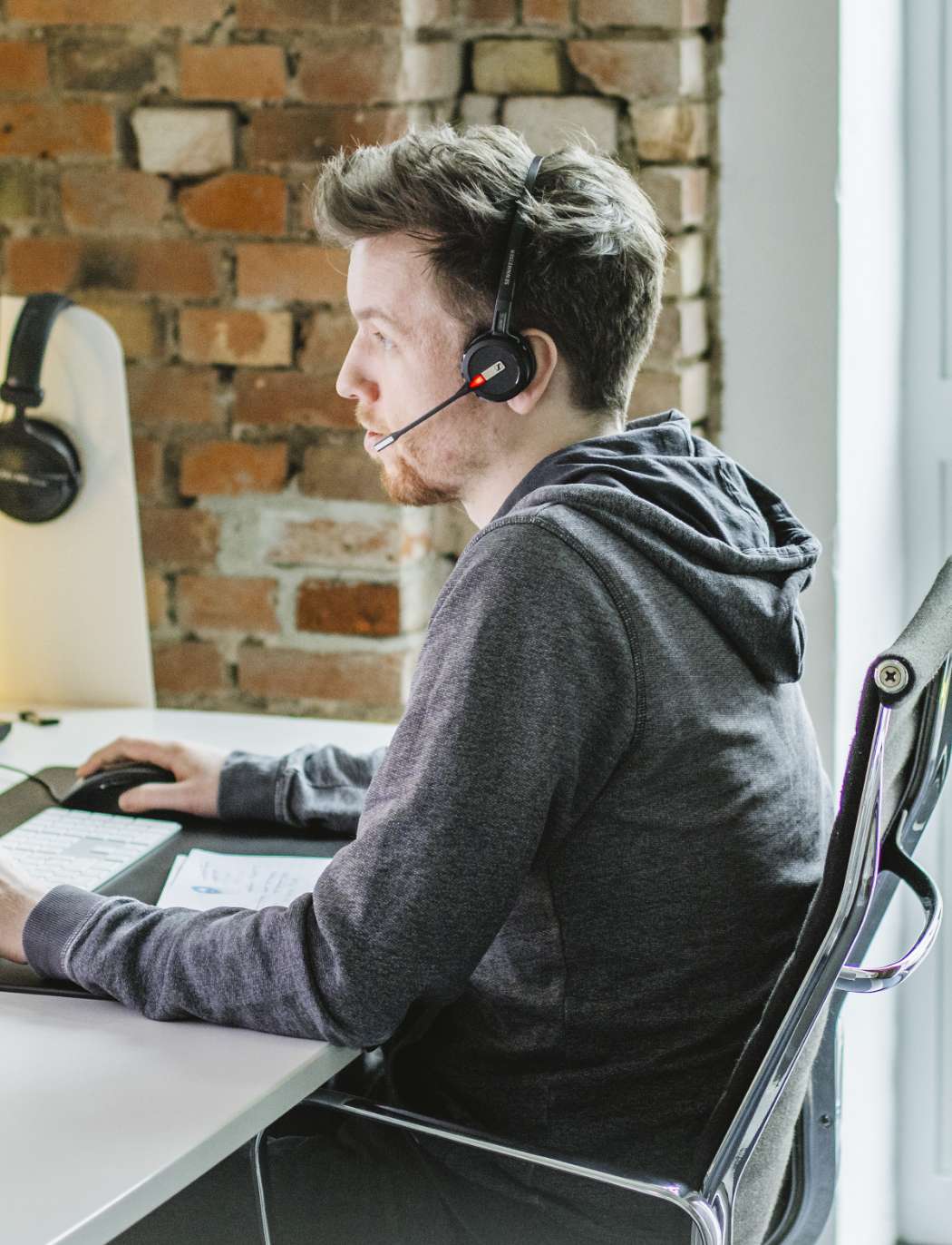 Unser Programmierer Marvin Carstensen befindet sich in einem digitalen Meeting.