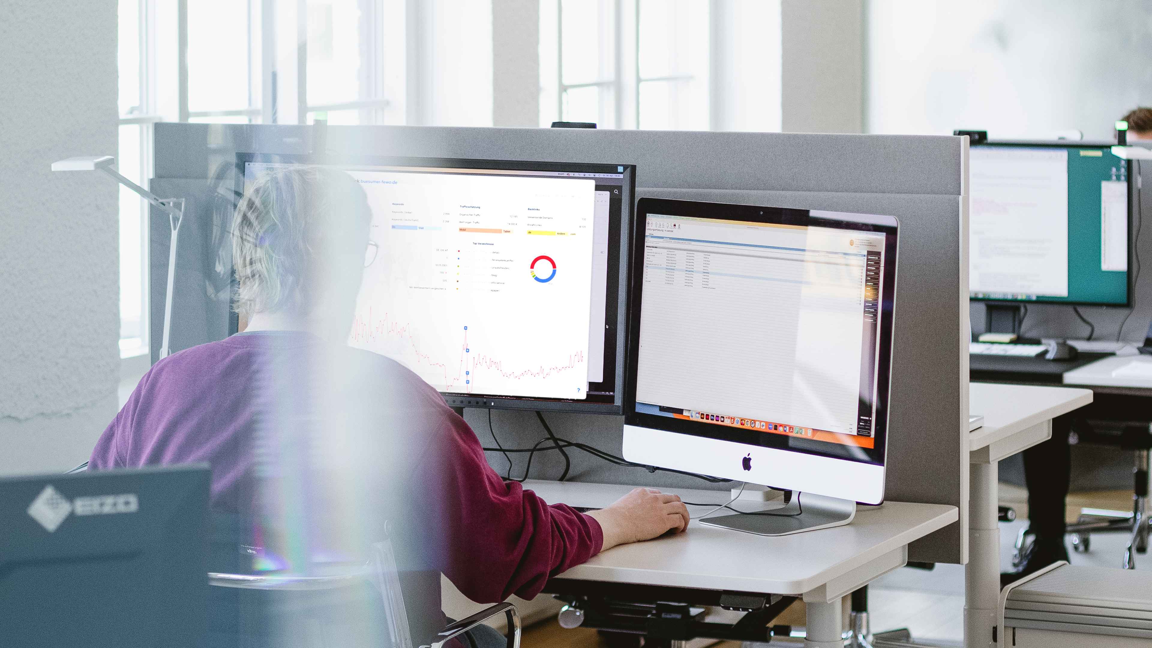 Unser Kollege Martin schaut sich die Auswertung einer SEO-Kampgagne an.