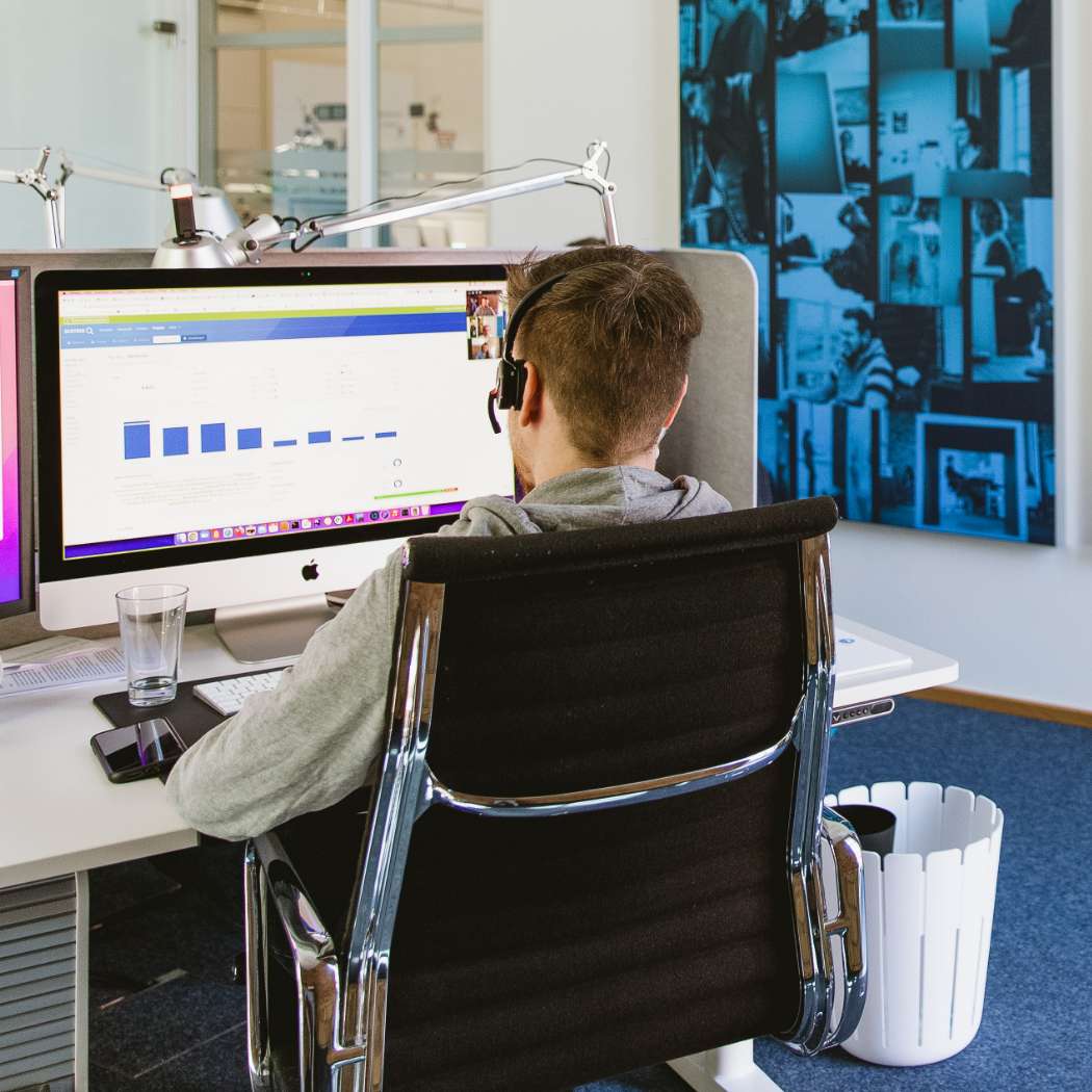 Ein Mitarbeiter bei HOCHZWEI schaut sich ein Balkendiagramm an. 