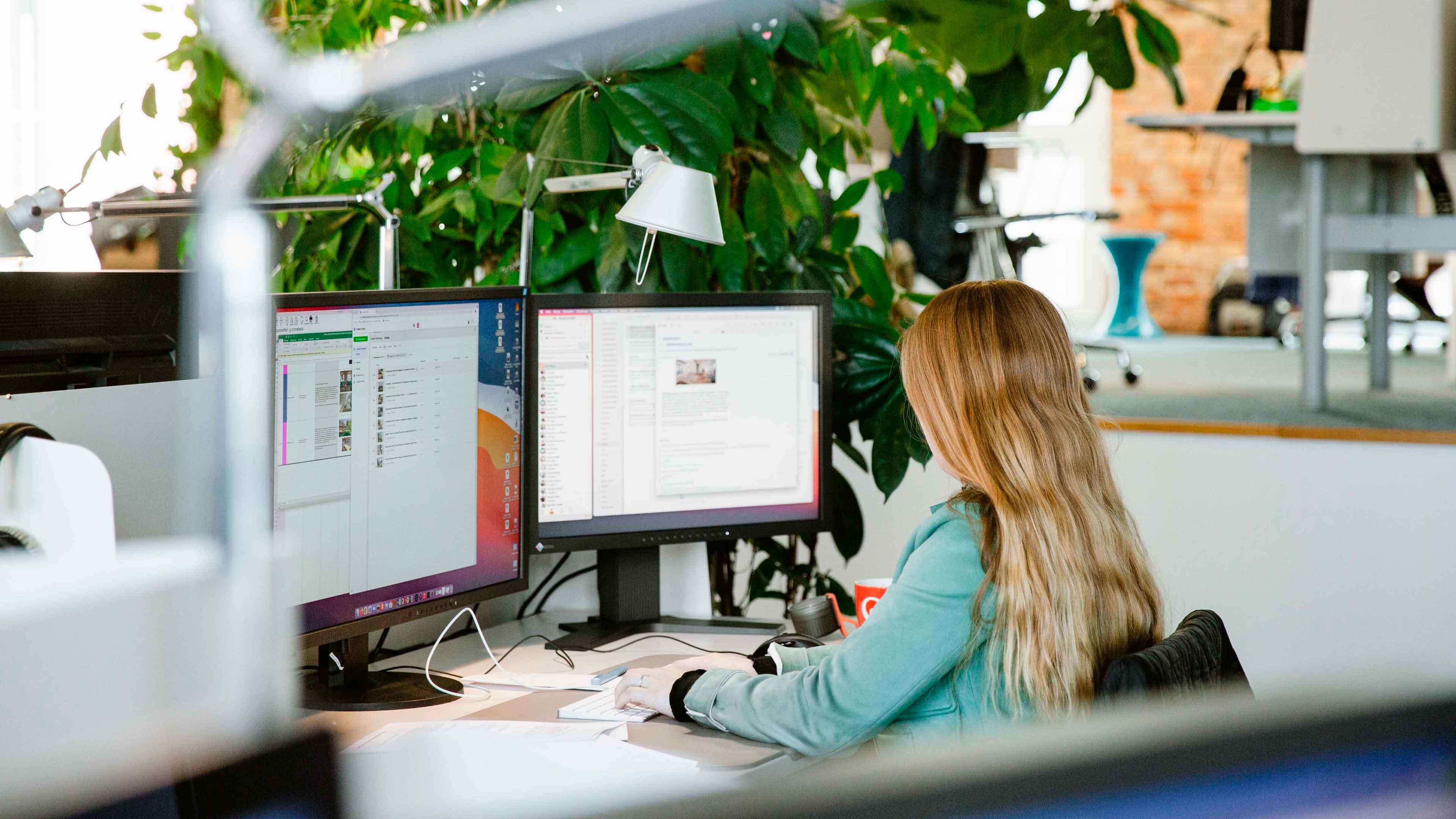 Büroangestellte sitzt am Computer