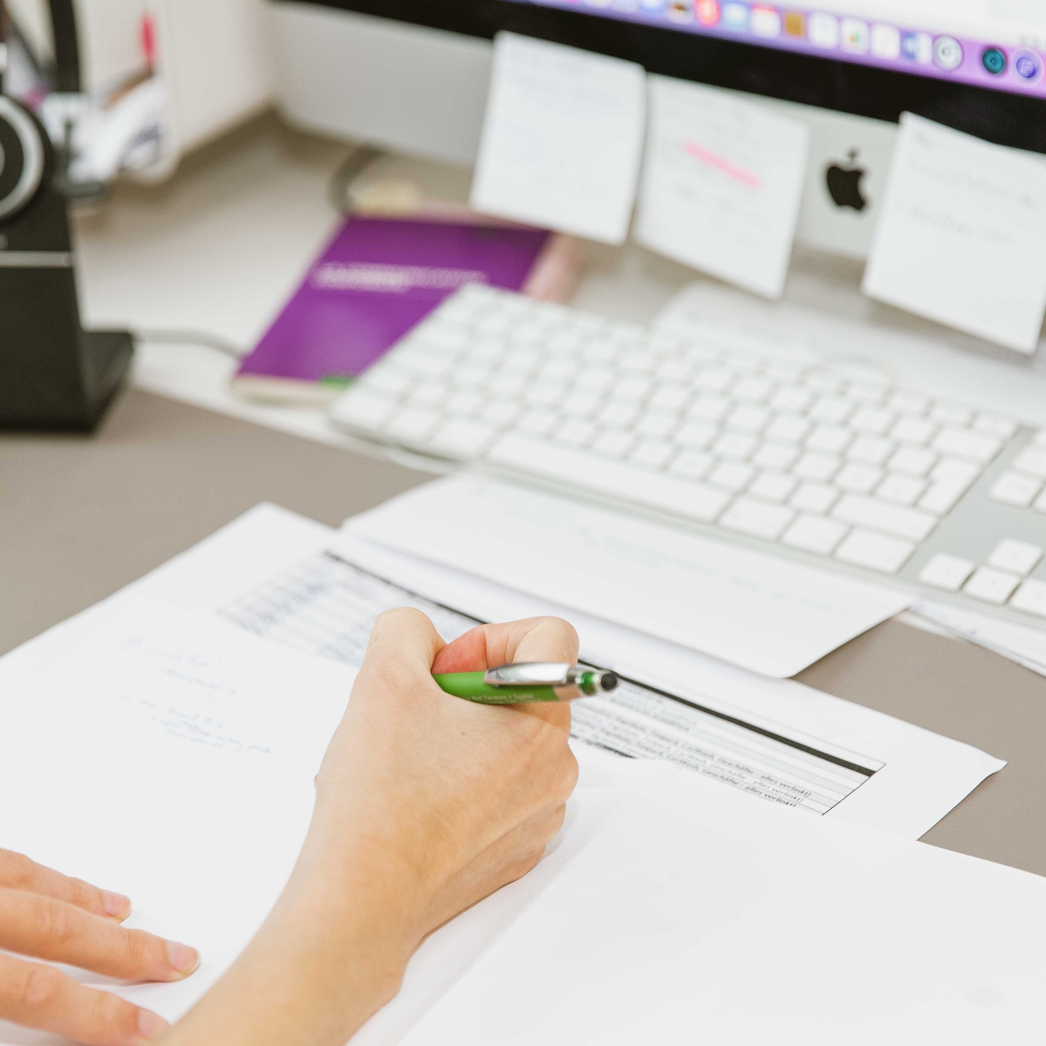 hochzwei_einblicke_teaser01_Social-Media-Betreuung__durch_HOCHZWEI.jpg Eine Hand hält einen Kugelschreiber