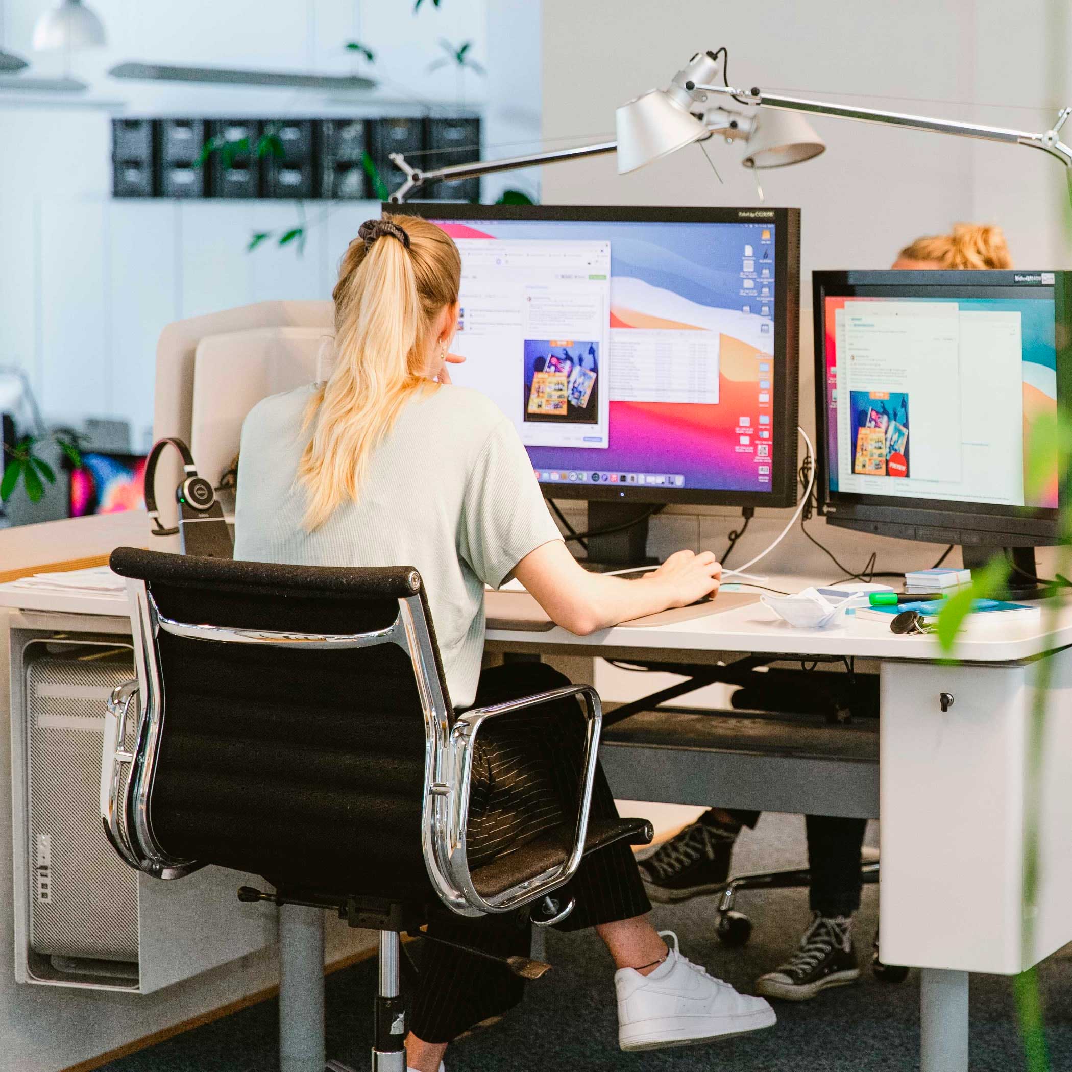 hochzwei_einblicke_teaser02_Social-Media-Betreuung--durch-HOCHZWEI.jpg Büroangestellte arbeitet am Schreibtisch