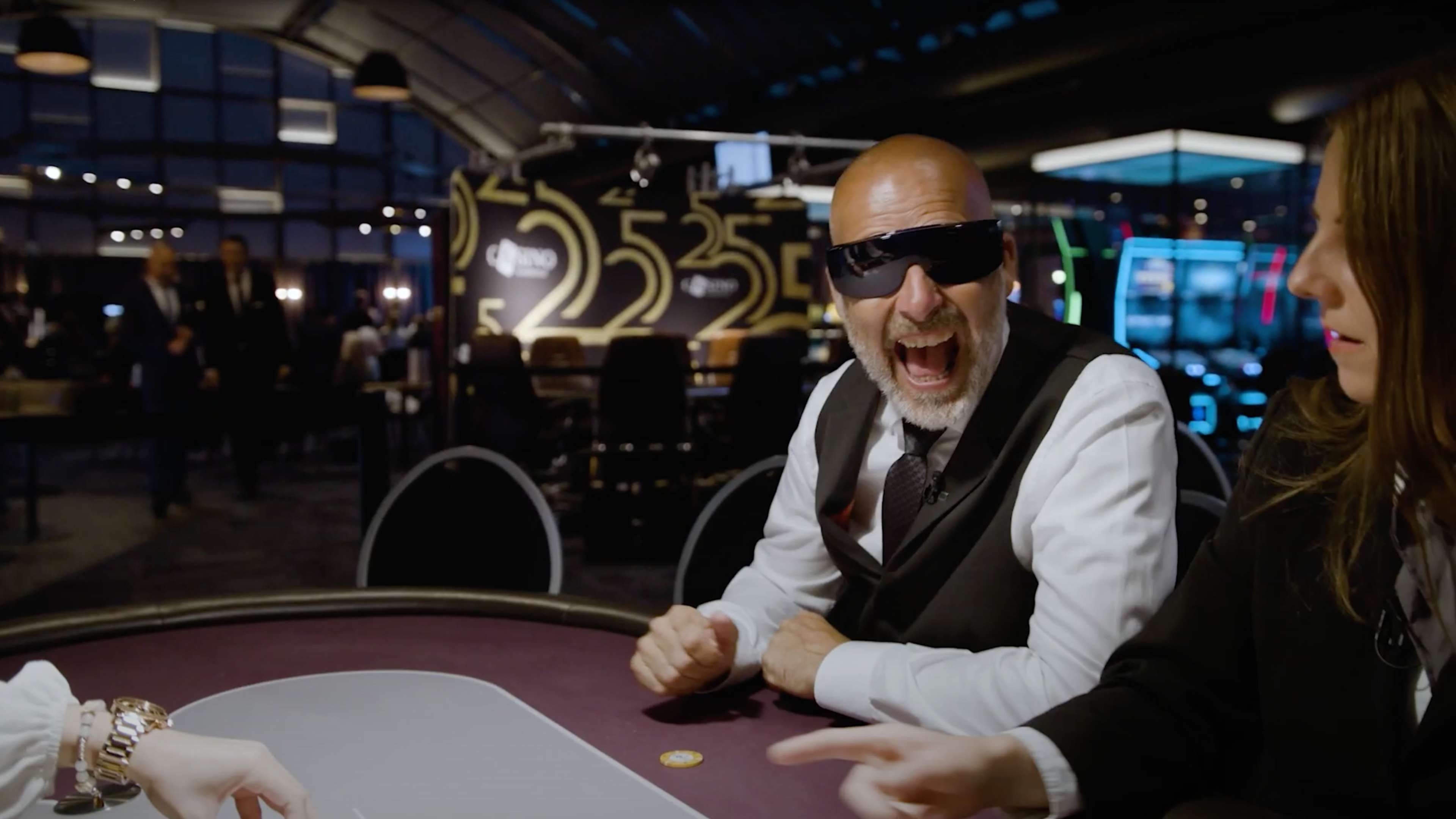 York mit Sonnenbrille am Casinotisch.