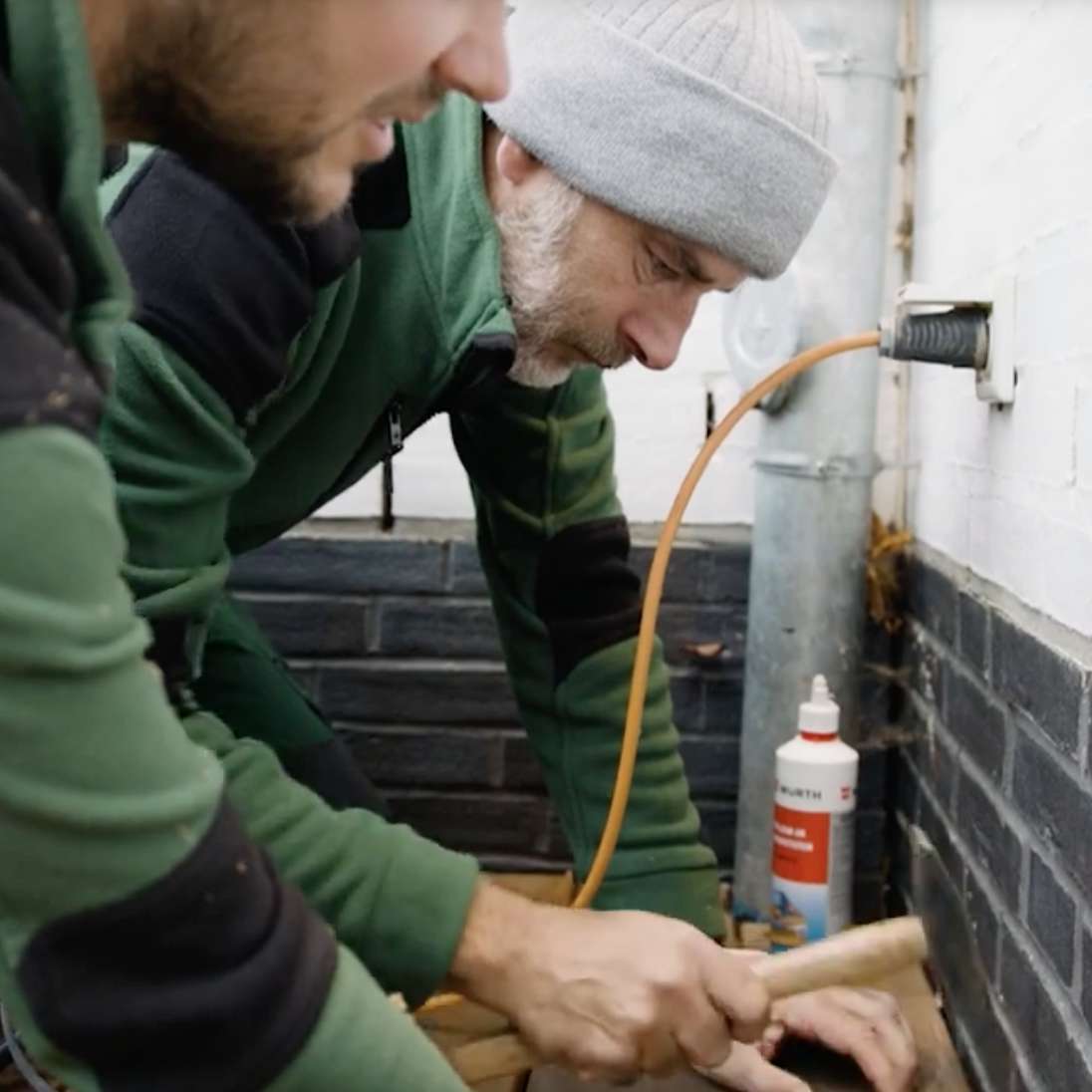 York hilft dabei, Fließen zu verlegen.