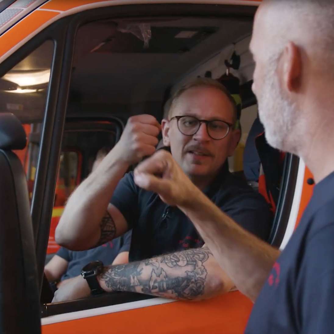 York spricht mit einem Mann, der im Auto sitzt.