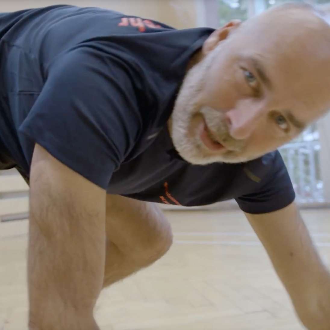 York schaut bei einer Sportpose in die Kamera.