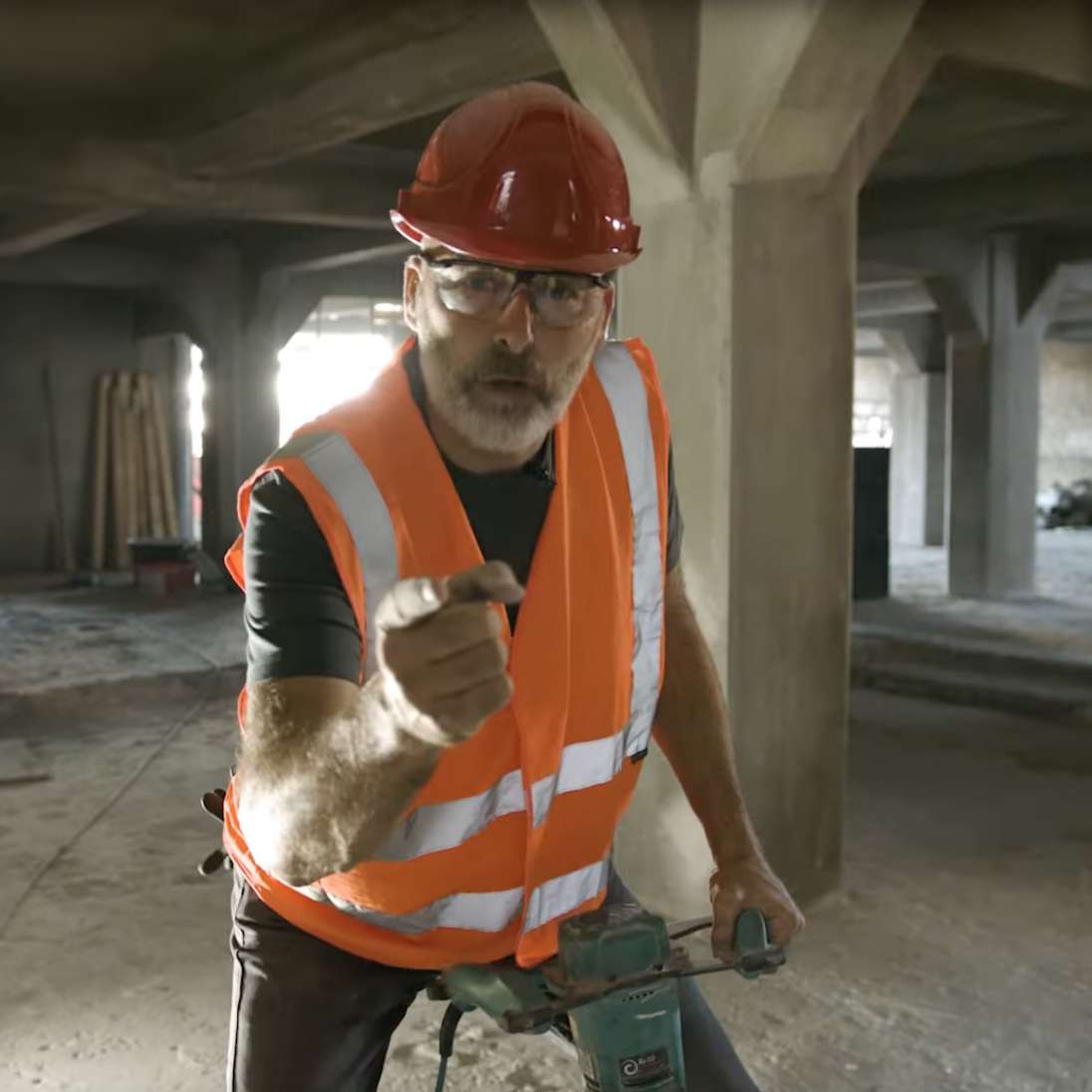 York trägt eine Warnweste und einen Schutzhelm in der Dunkelheit