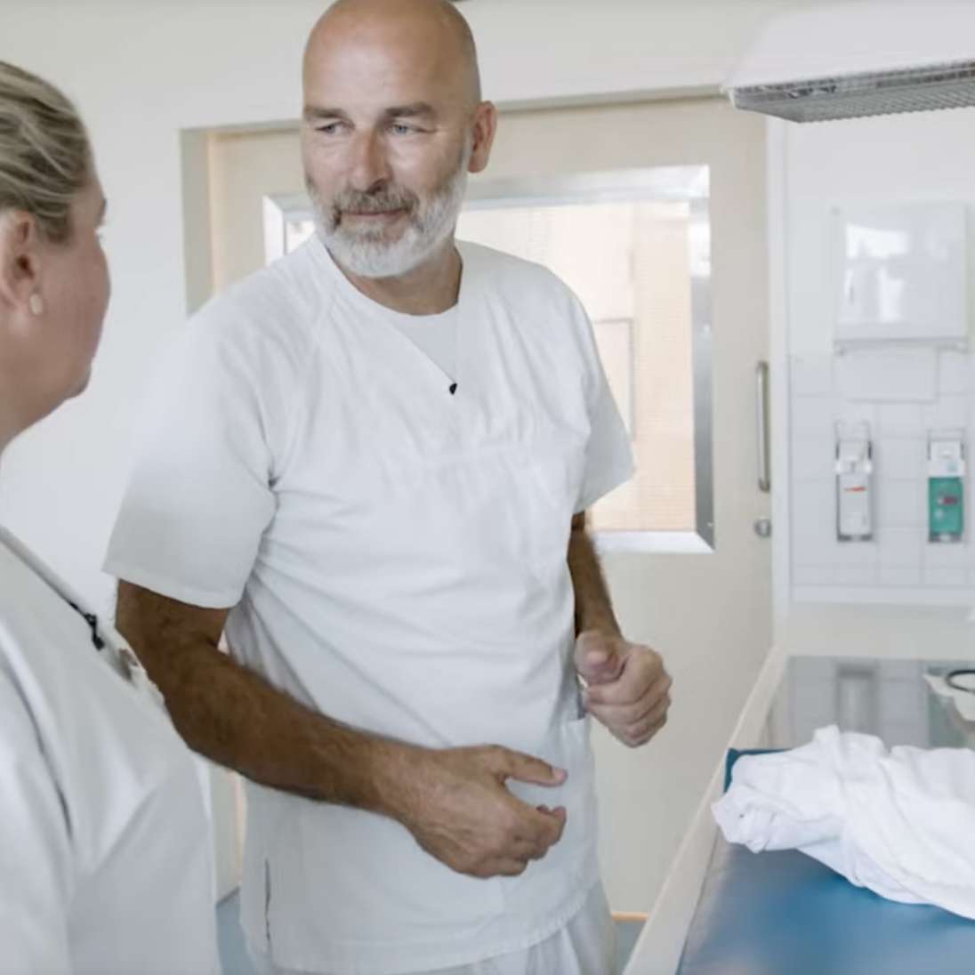 York spricht in einem Krankenhaus mit einer Krankenschwester.