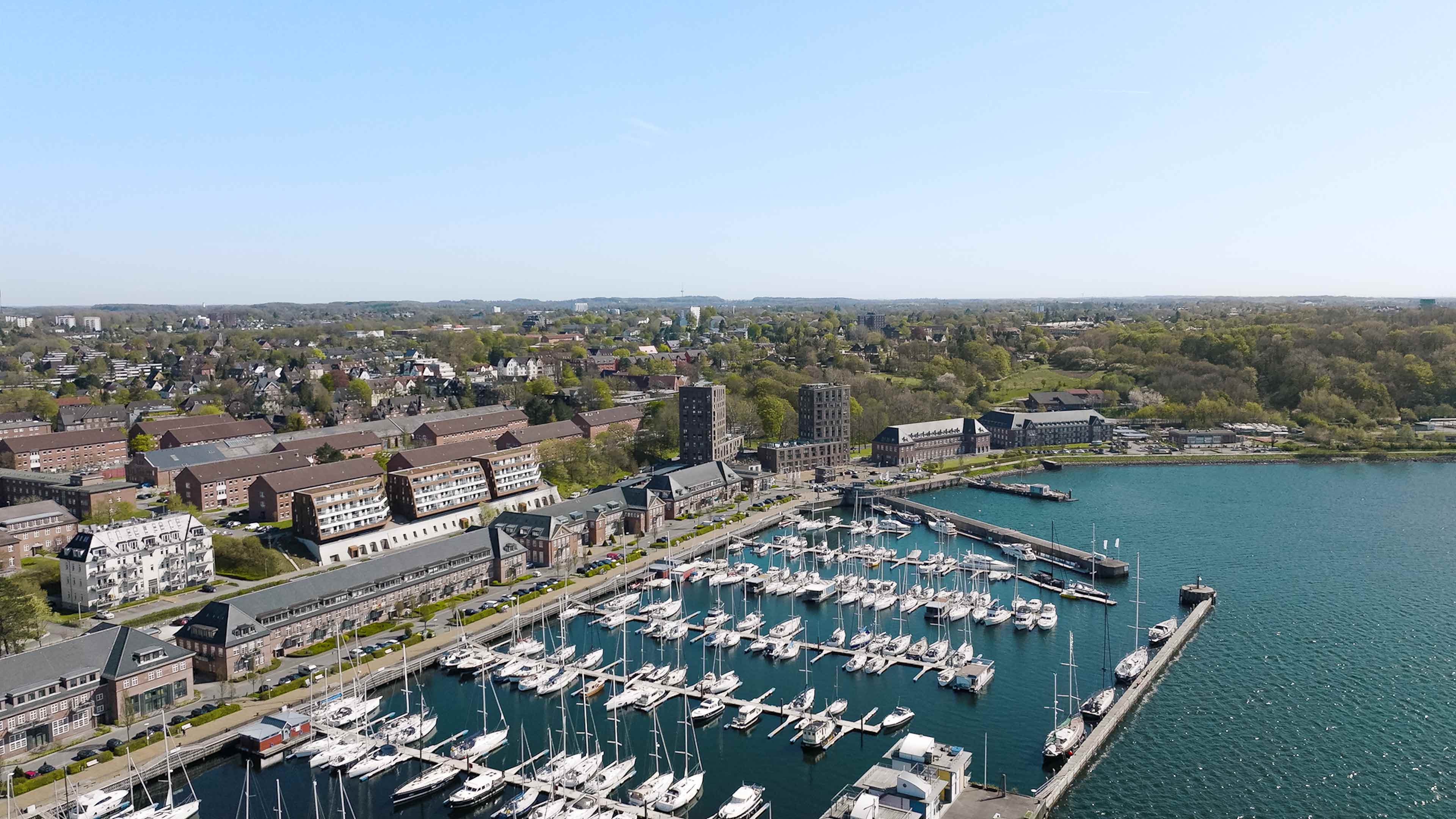 Luftaufnahme von Sonwik mit Yachthafen und Promenade