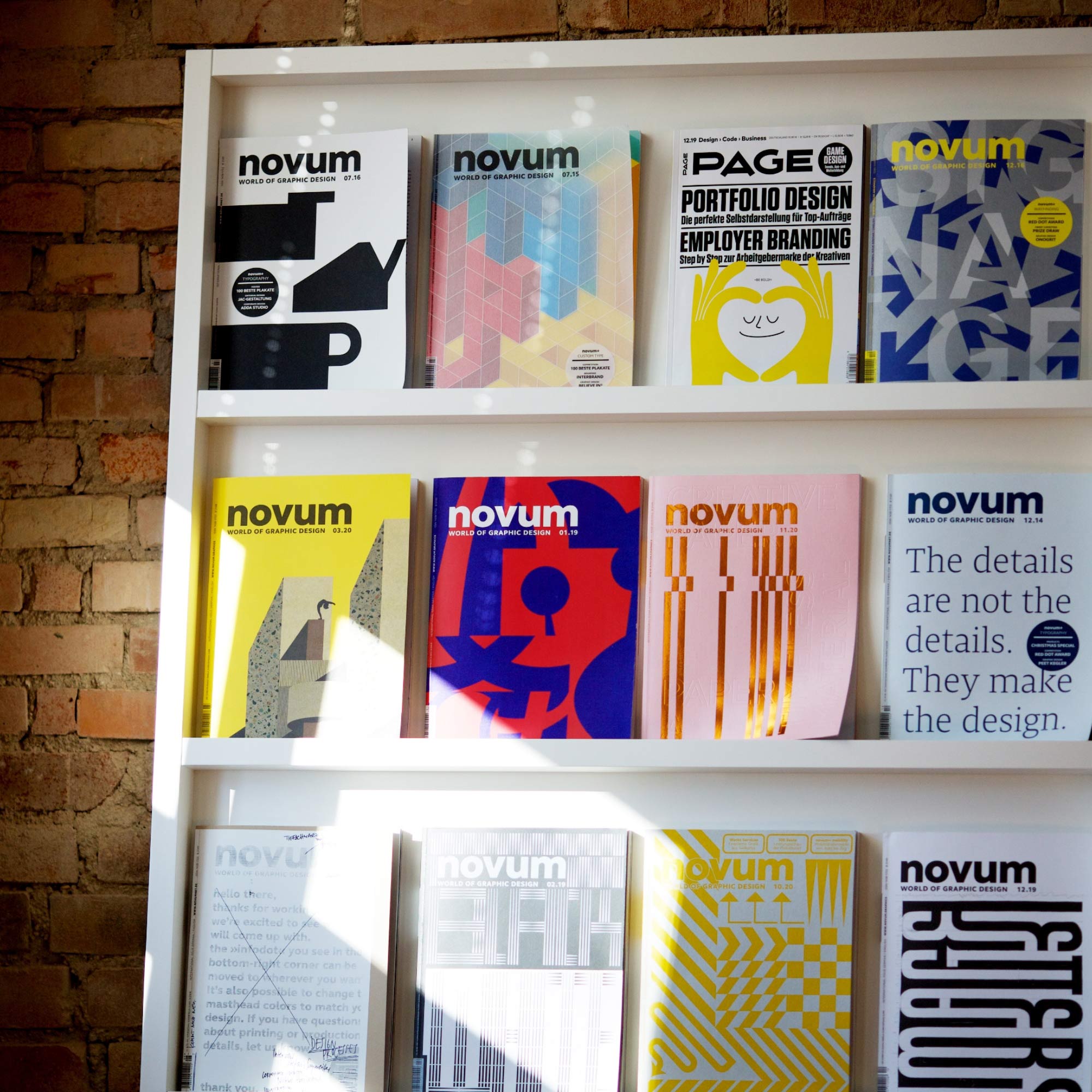 Novum Magazine stehen in einem Bücherregal