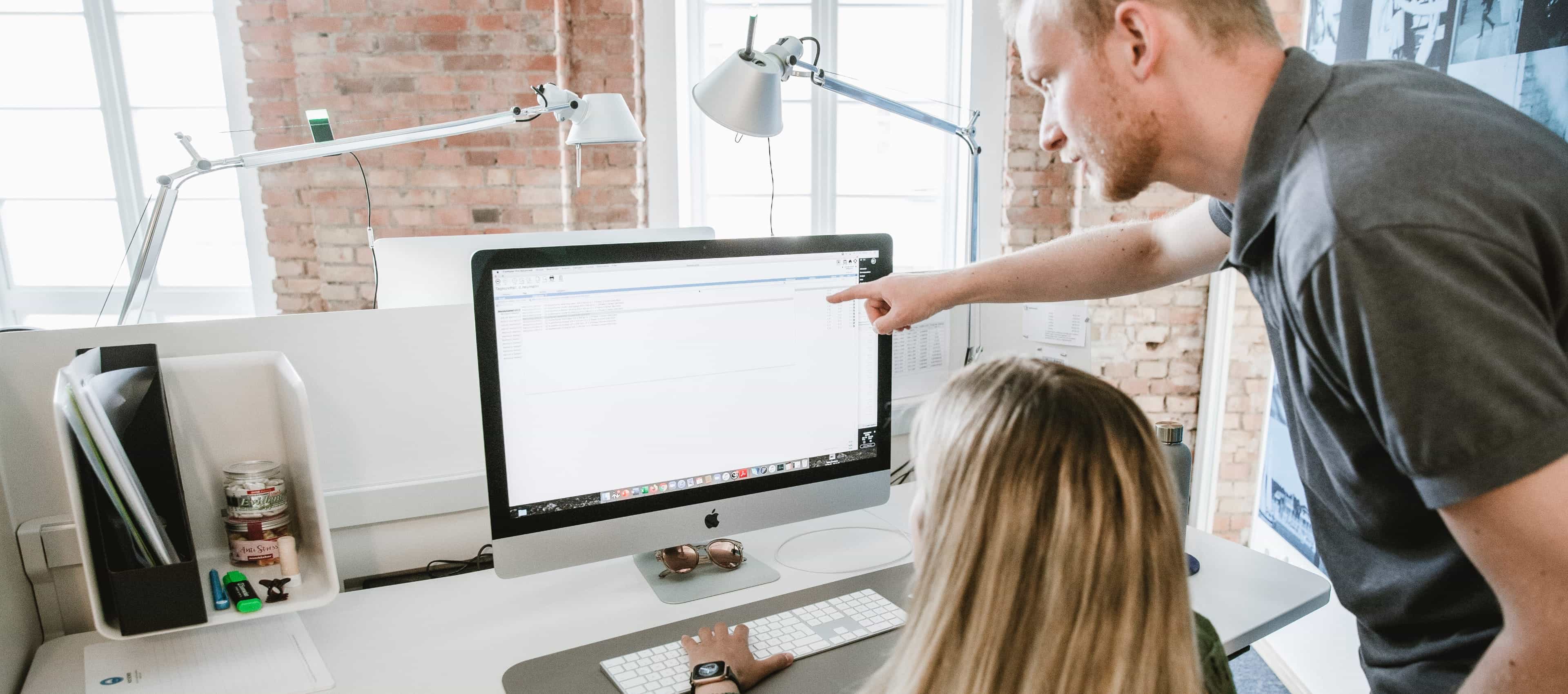 Zwei Arbeitskollegen tauschen sich aus