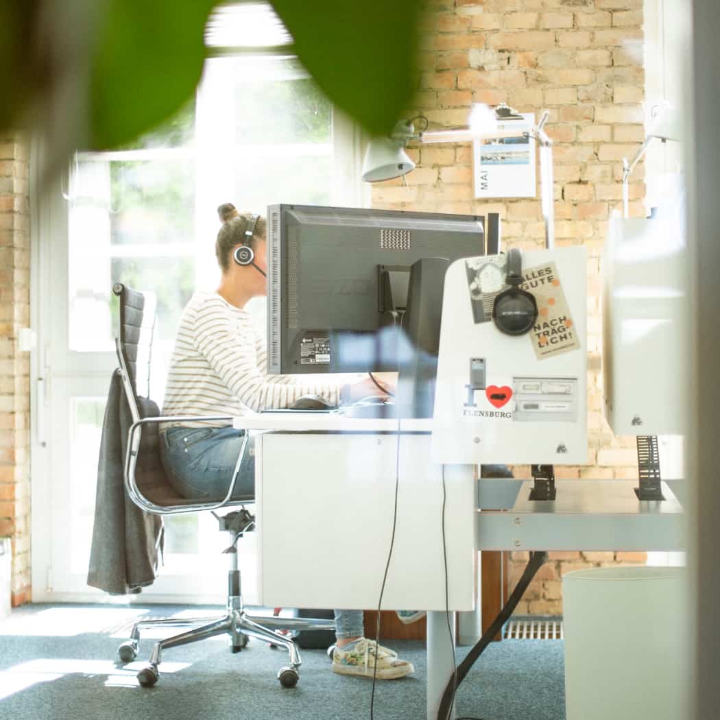 hochzwei_wir_teaser_01.jpg Blick durch die Scheibe auf den Arbeitsplatz