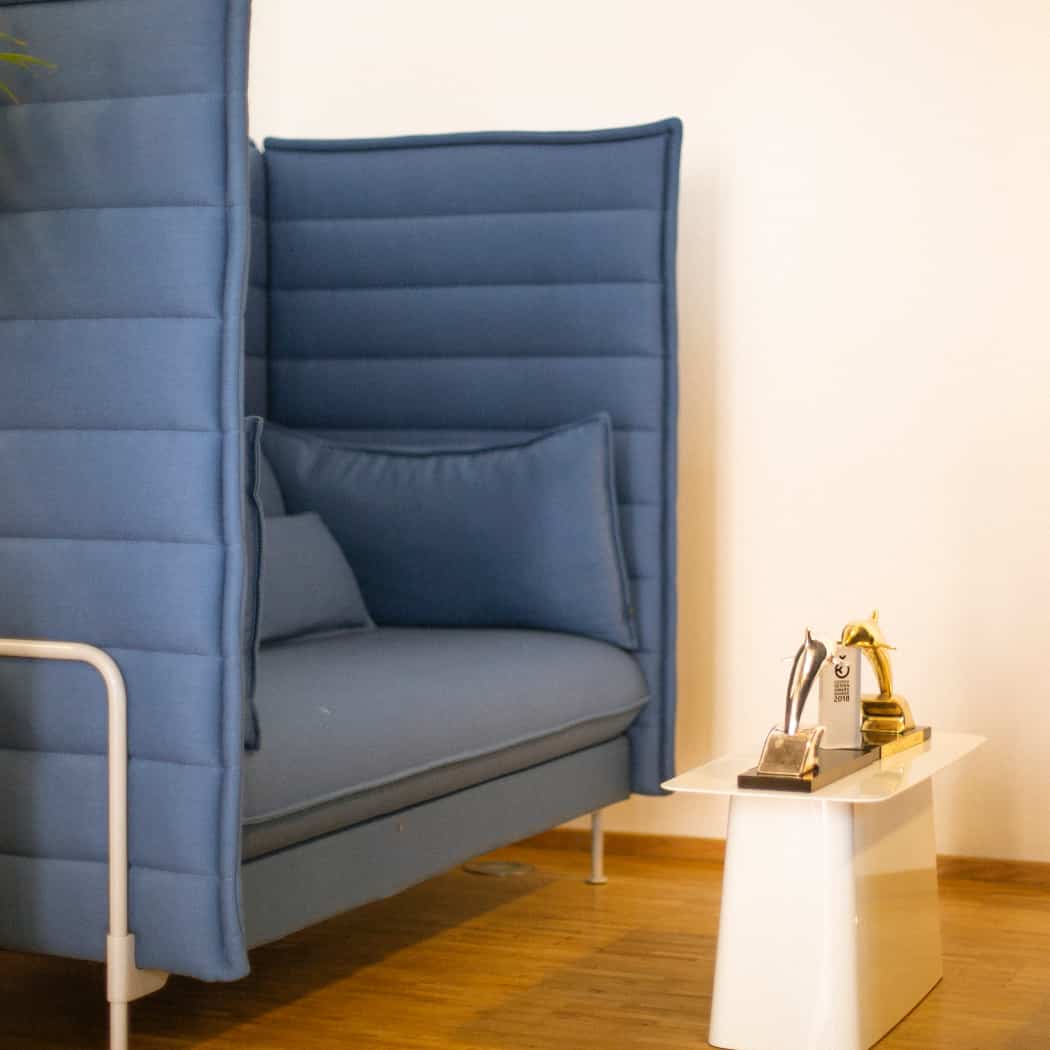 hochzwei_wir_teaser_05.jpg Blaue Sitzecke im Foyer