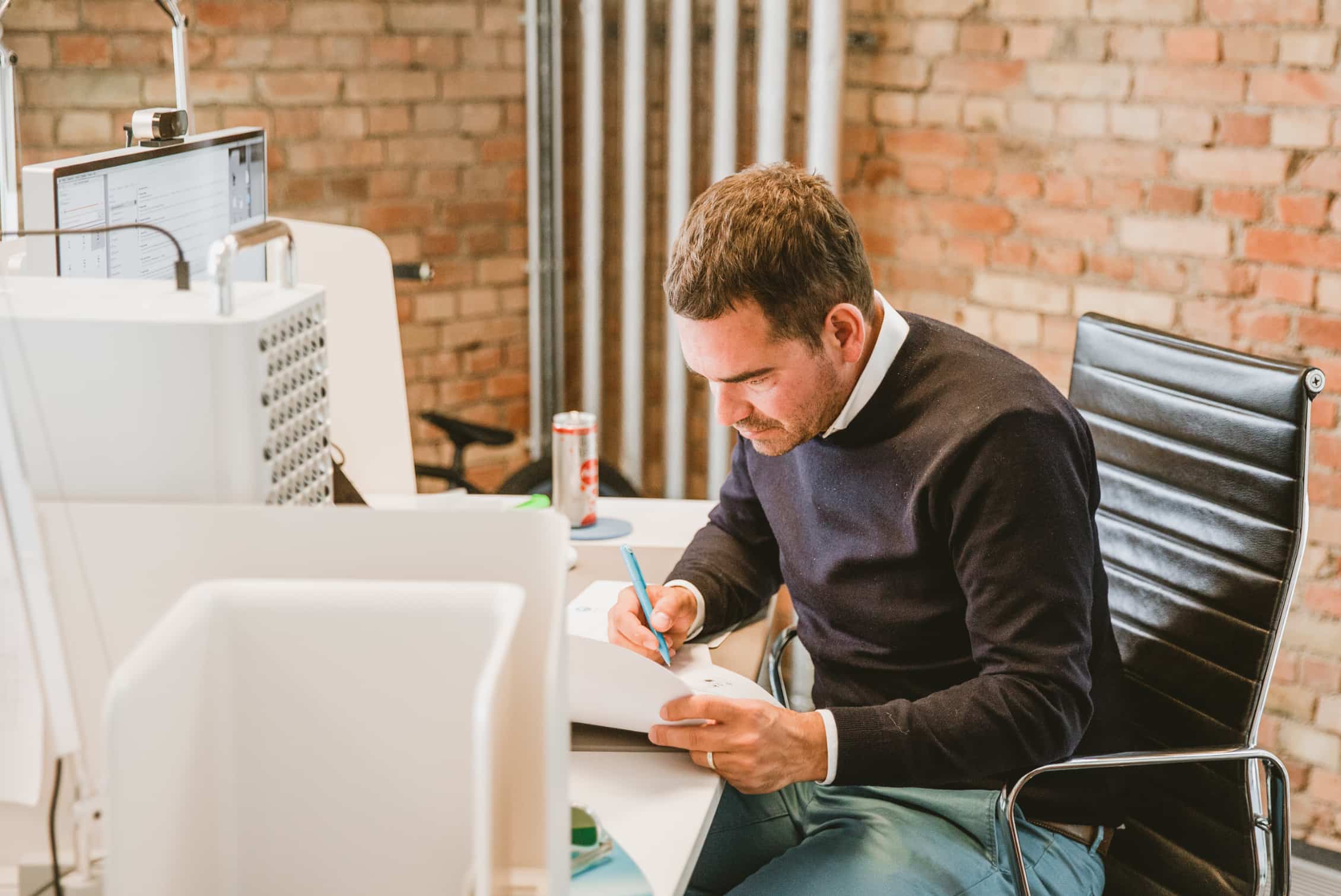 hochzwei_wir_teaser_06.jpg Mitarbeiter skizziert Entwurf