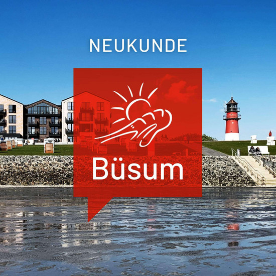Foto der Strandpromenade von Büsum mit einer großen ekigen roten Sprechblase im Vordergrund, in dem ein Logo mit einer Sonne und einer Krabbe zu sehen ist und das Wort Büsum. Darüber steht Neukunde