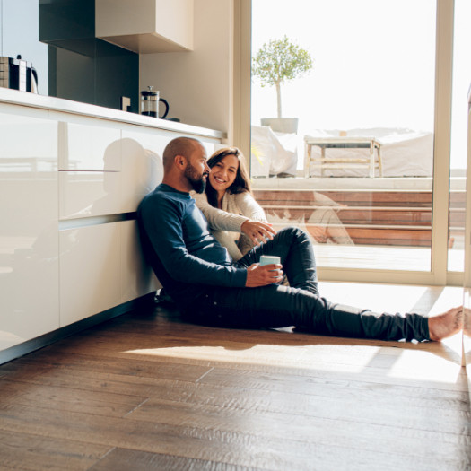 hochzwei_nospa_teaser_07.jpg Mann und Frau sitzen auf dem Boden in einer Küche