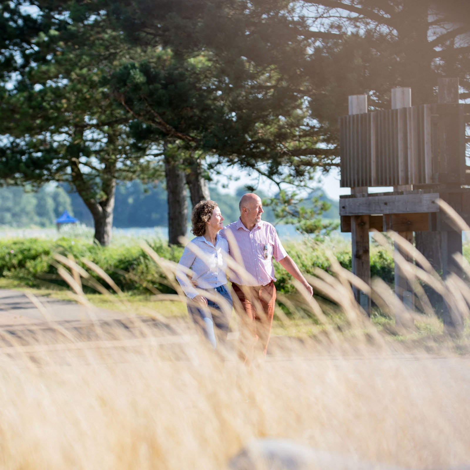 hochzwei_taff_teaser_07.jpg Zwei Frauen gehen spazieren