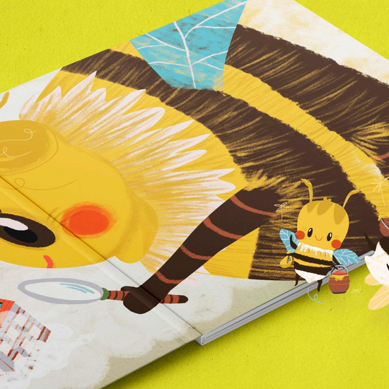 Aufgeschlagenes Buch und zwei fröhliche Bienen 