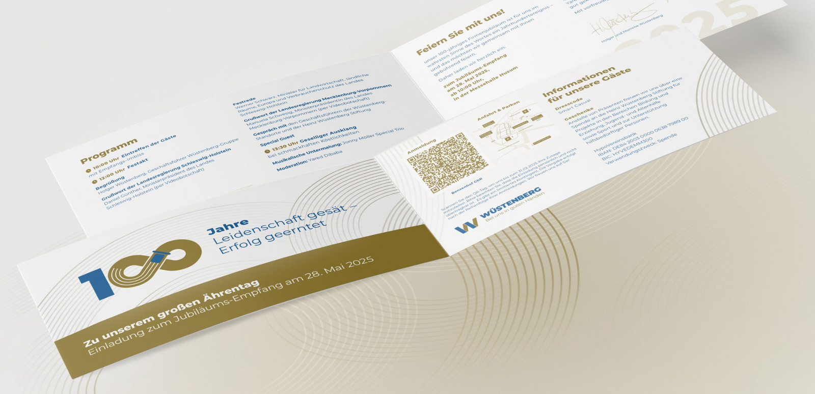Aufgeschlagene Einladungskarte zur Jubiläumsfeier von Wüstenberg