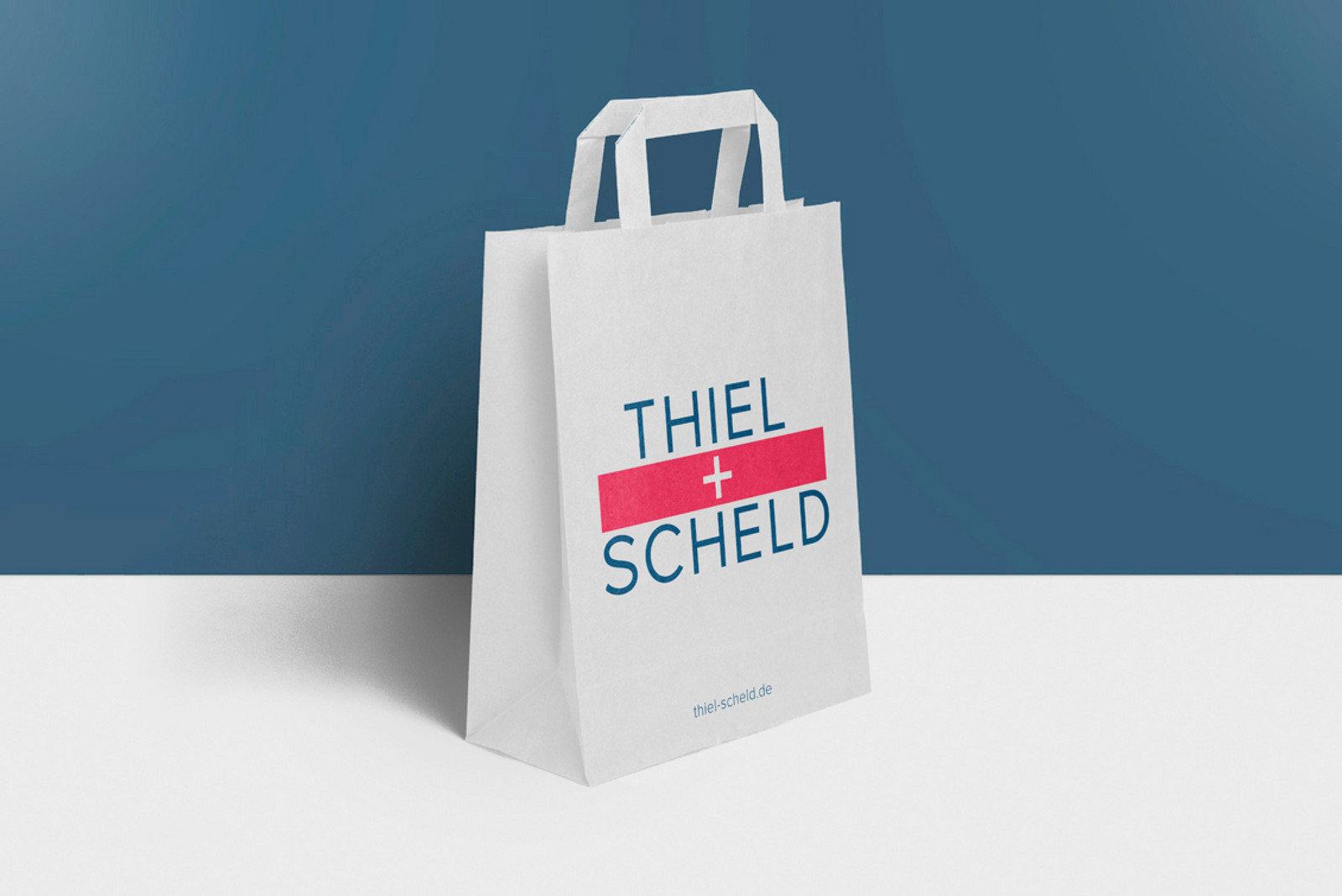 hochzwei_thish_teaser_gross_01.jpg Weiße Thiel und Scheld Einkaufstüte