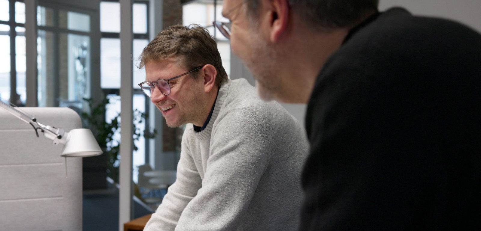 Zwei Mitarbeiter der Werbeagentur Hochzwei arbeiten am Computer