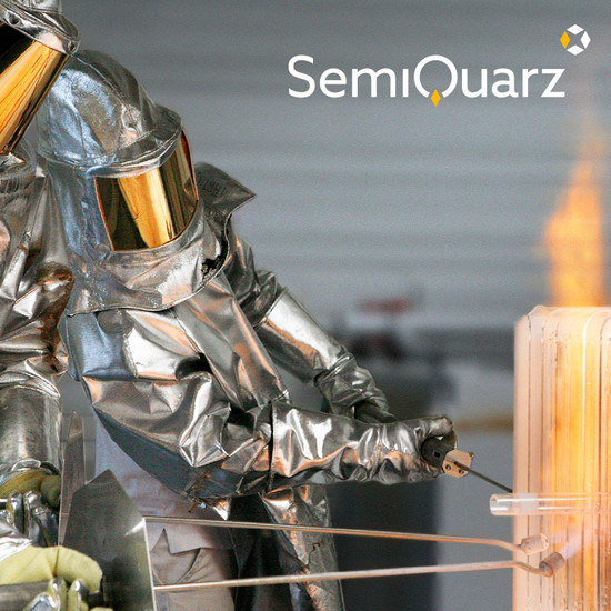 Im neuen Look Person im silbernen Schutzanzug