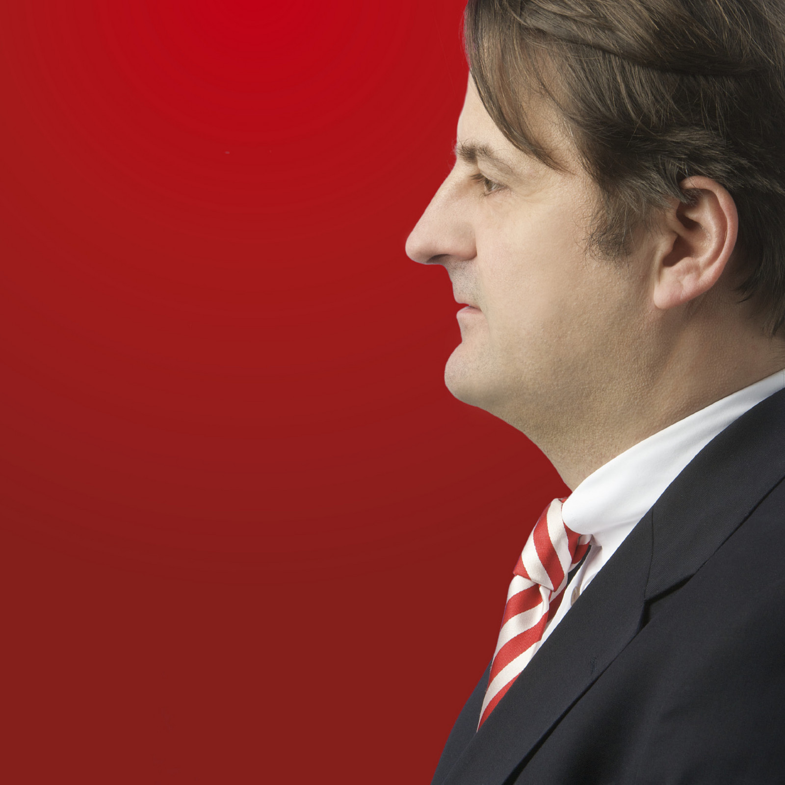 hochzwei_mrnet_teaser_08.jpg Seitenprofil eines Mannes im Anzug