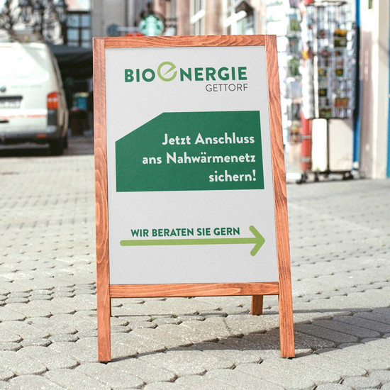 Holz-Aufstelltafel für eine Beratung bei Bioenergie Gettorf